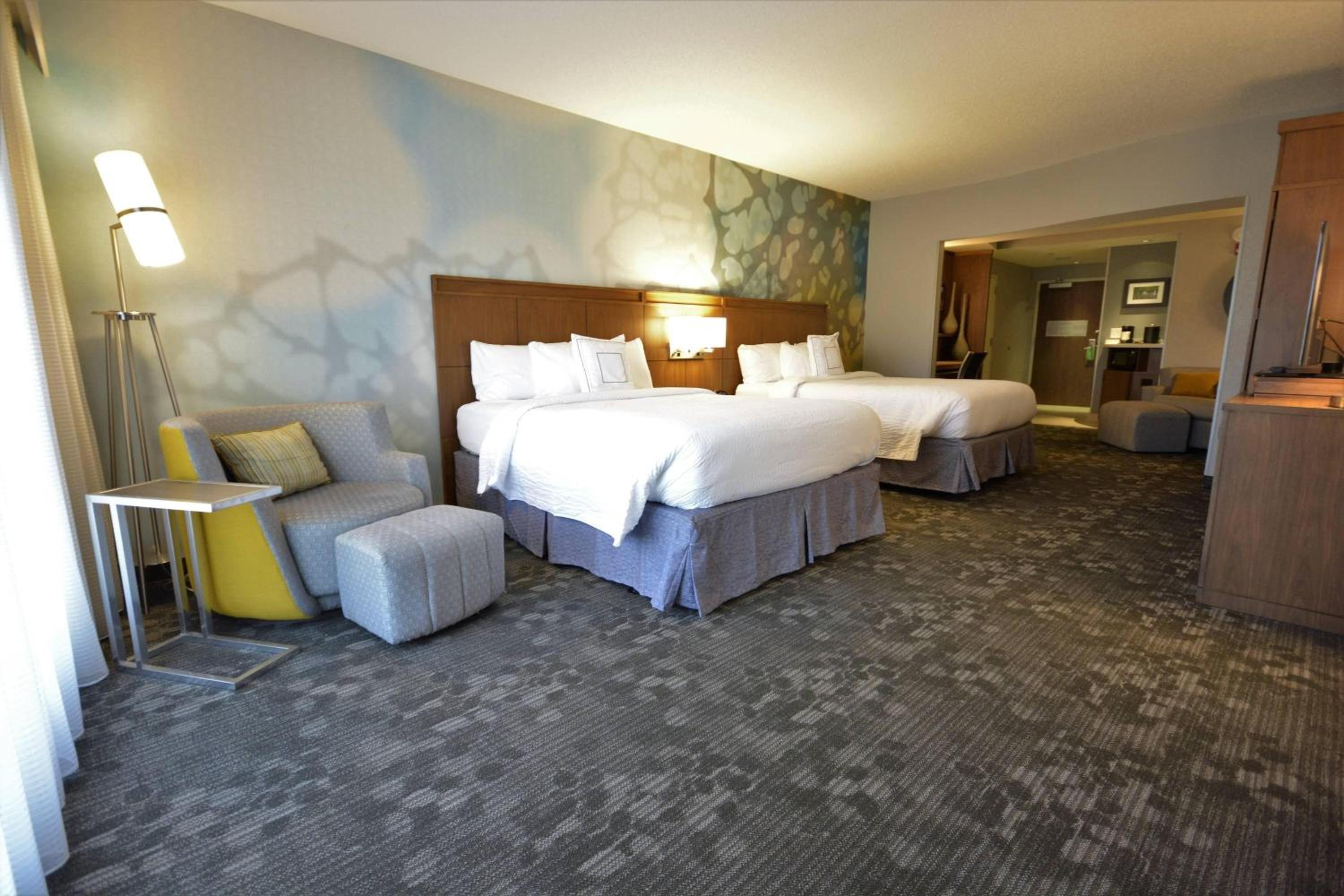 Queen Suite with Two Queen Beds and Bathtub - Mobility Access/Hearing Accessible