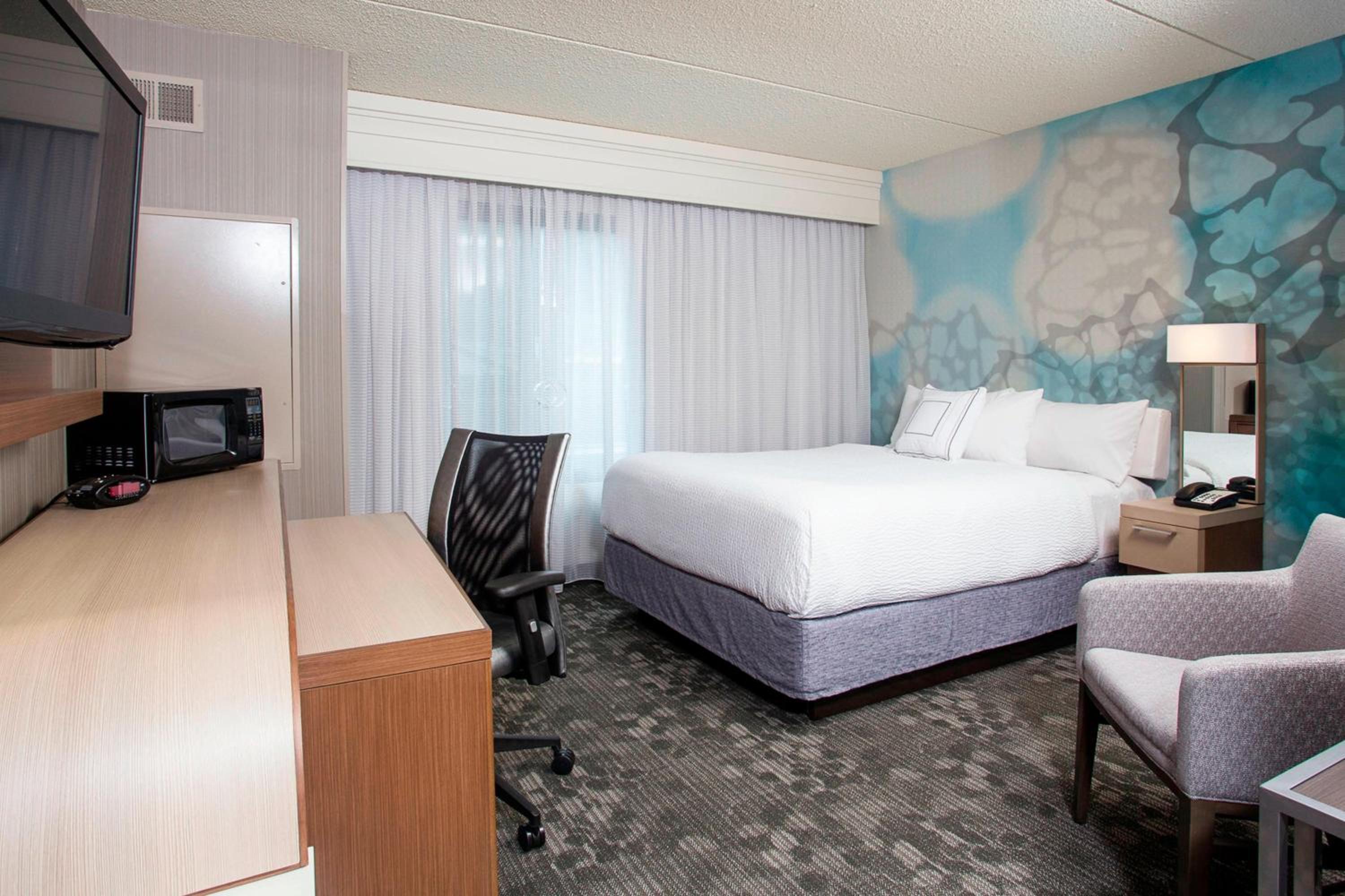 Queen Room with Bathtub - Mobility Access/Hearing Accessible