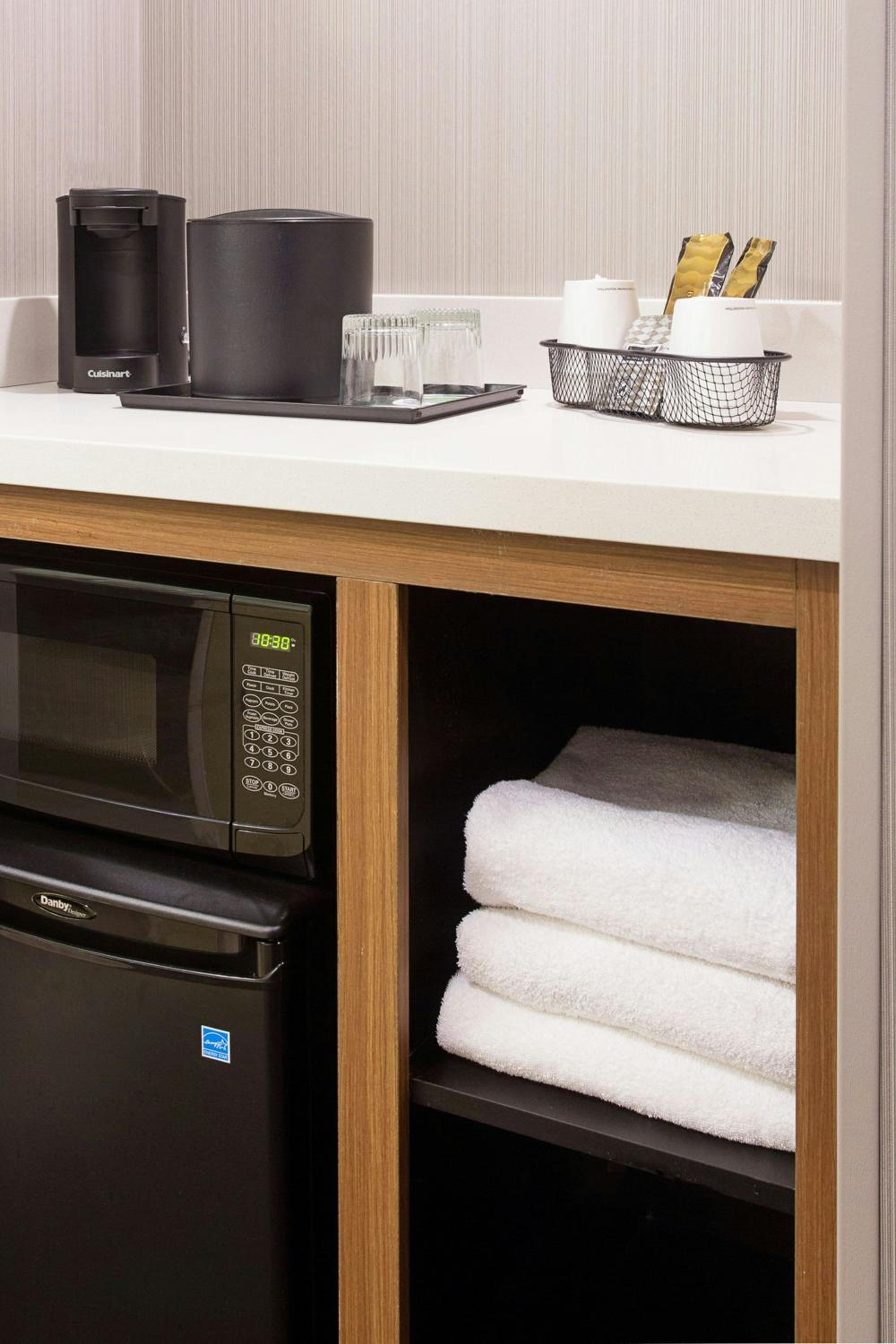 King Room with Sofa Bed and Adapted Tub - Mobility and Hearing Accessible - Photo 3