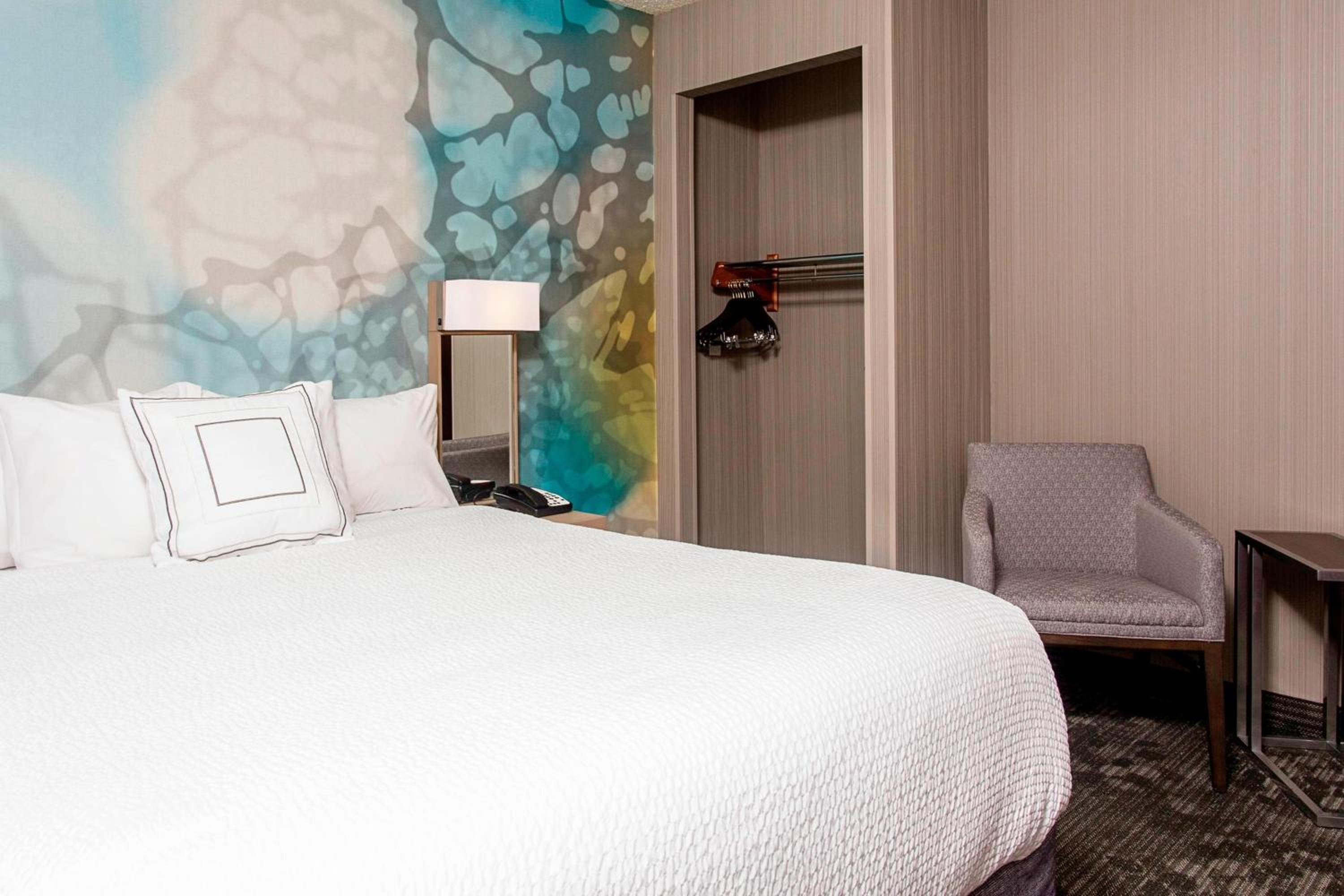Queen Room with Roll-In Shower - Mobility Access/Hearing Accessible