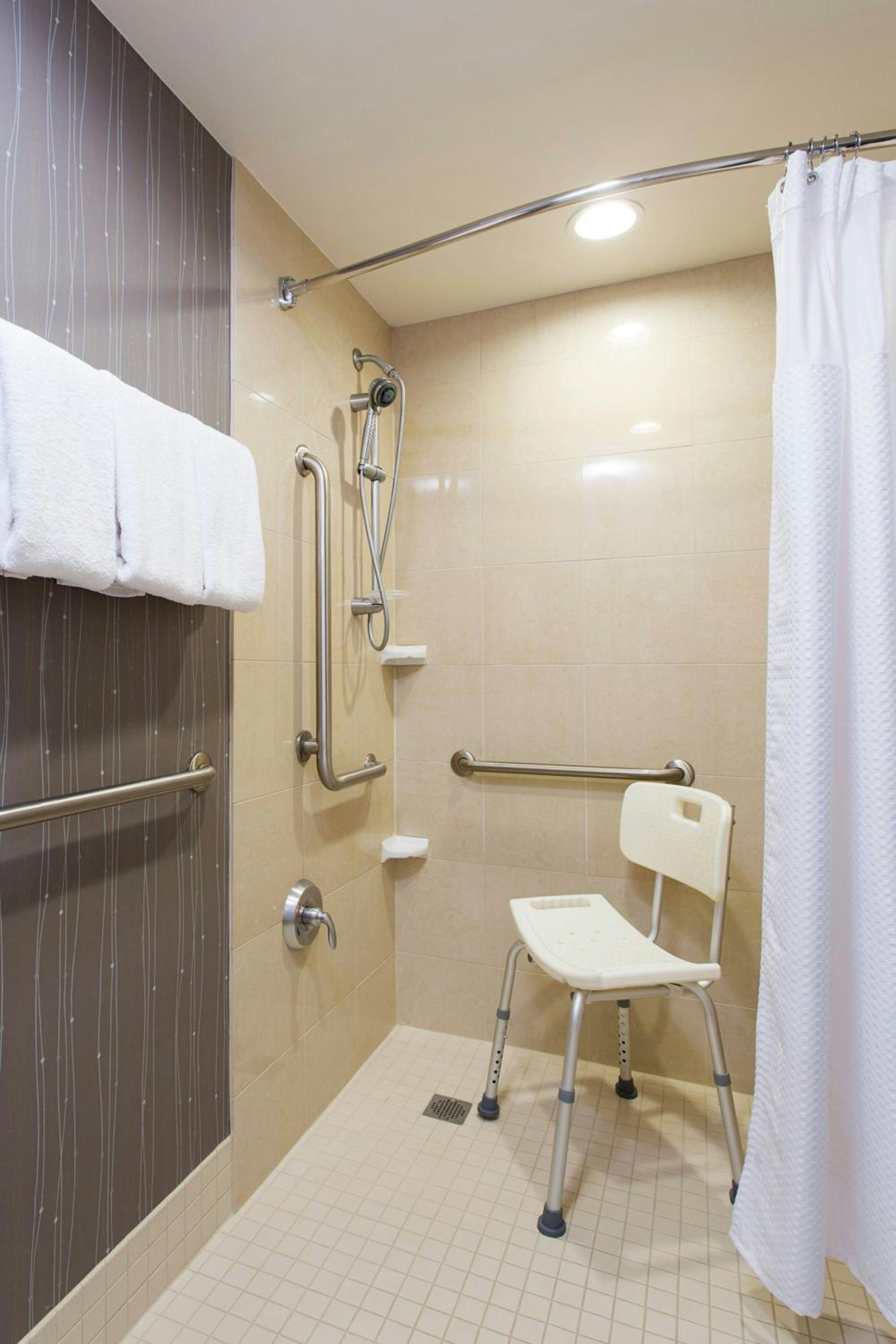 King Room with Sofa Bed and Adapted Tub - Mobility and Hearing Accessible - Photo 4