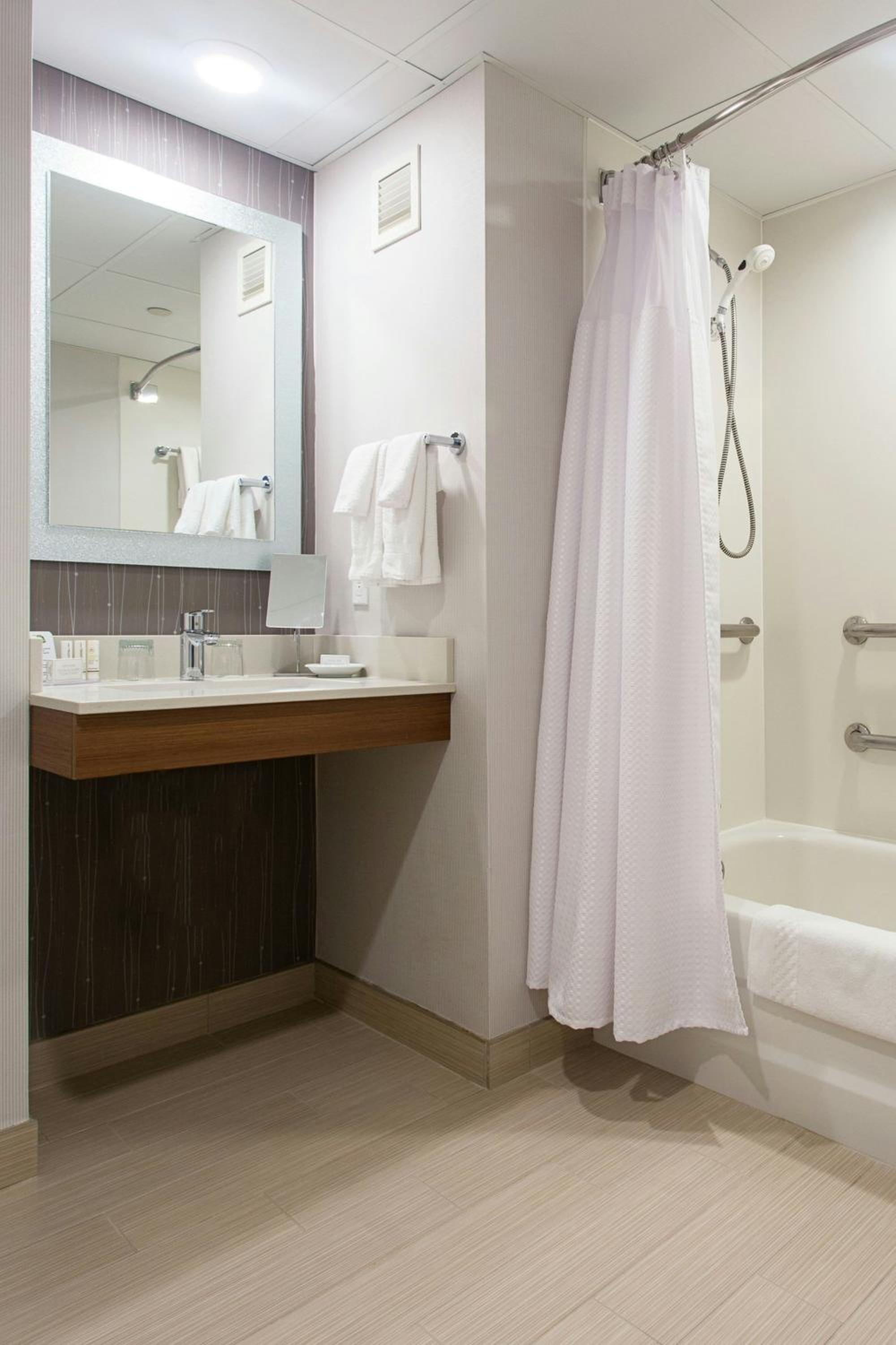 King Room with Sofa Bed and Adapted Tub - Mobility and Hearing Accessible - Photo 2