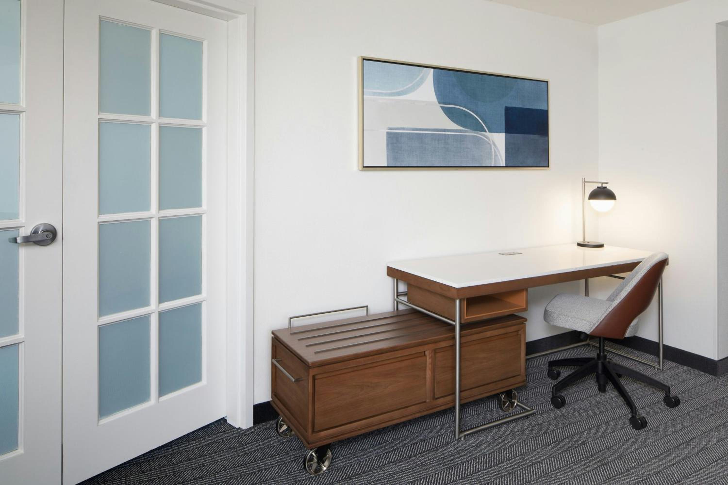 One-Bedroom King Suite with Sofa Bed photo 2