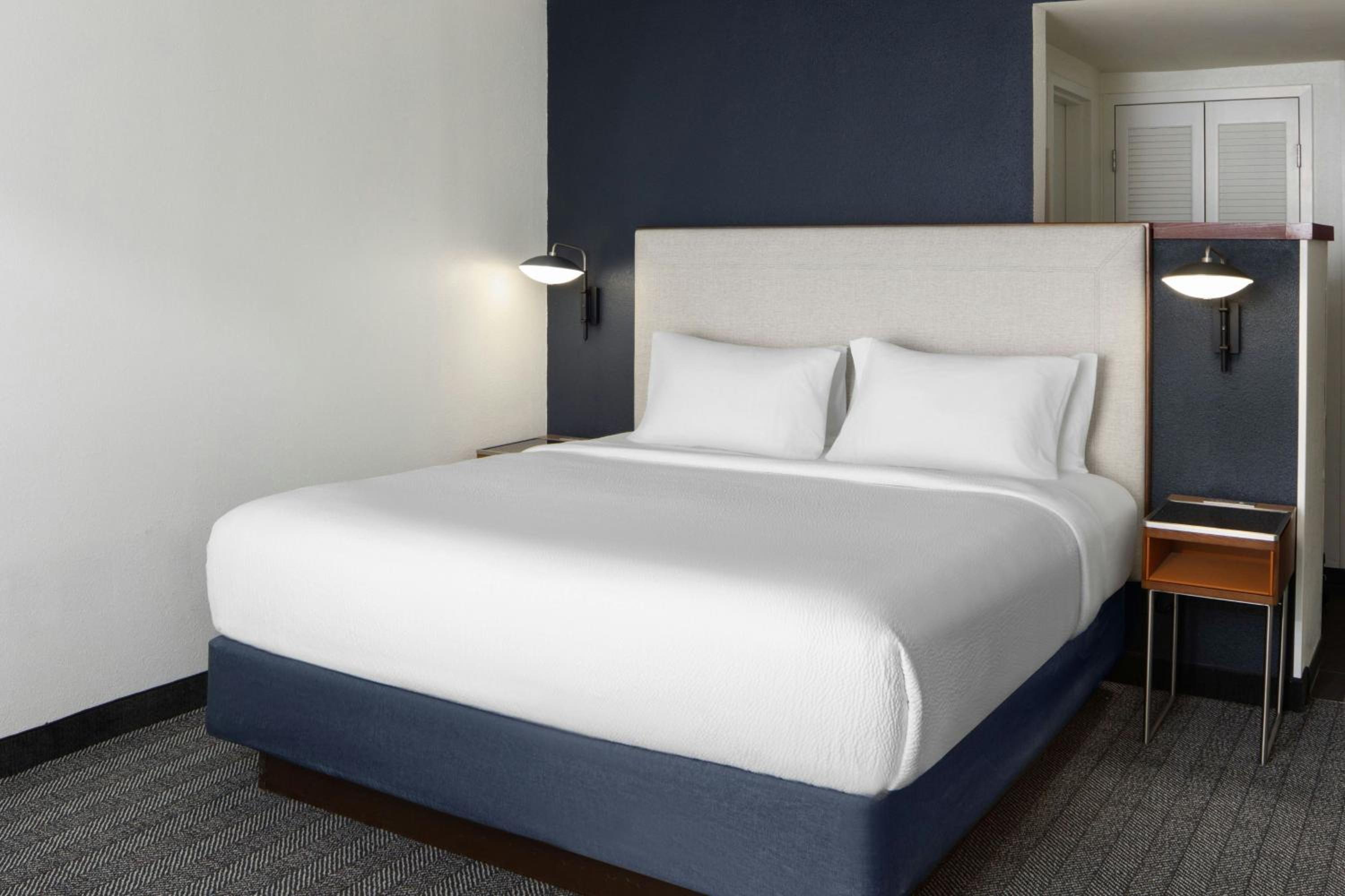 King Room with Roll-In Shower - Mobility Access/Hearing Accessible