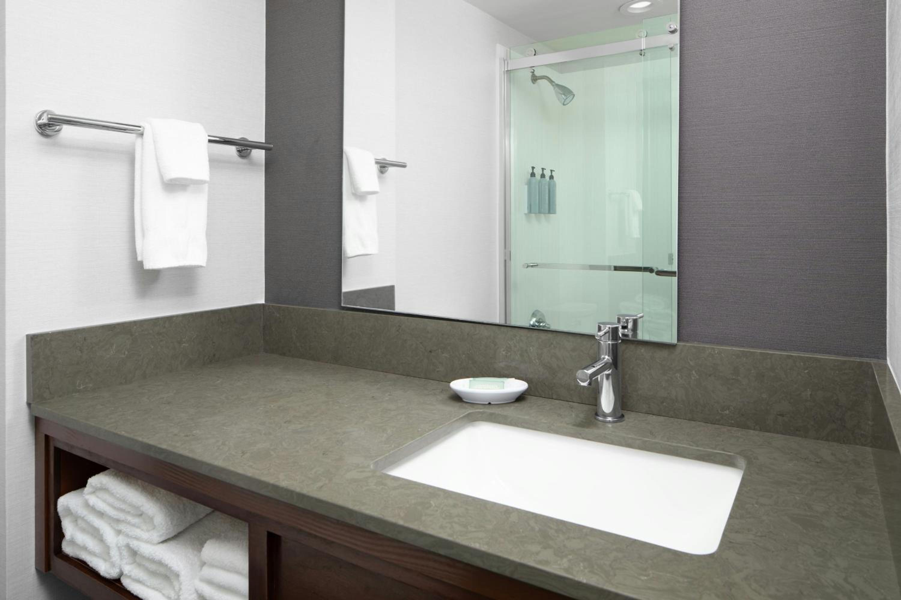 King Room with Bathtub - Mobility Access/Hearing Accessible photo 1