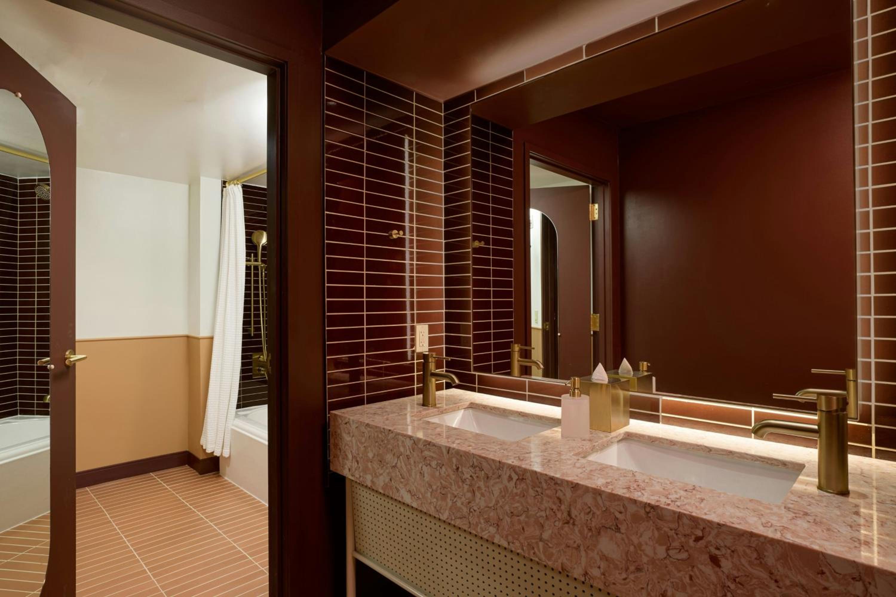 Queen Room with Two Queen Beds and Adapted Tub - Mobility Accessible - Photo 4