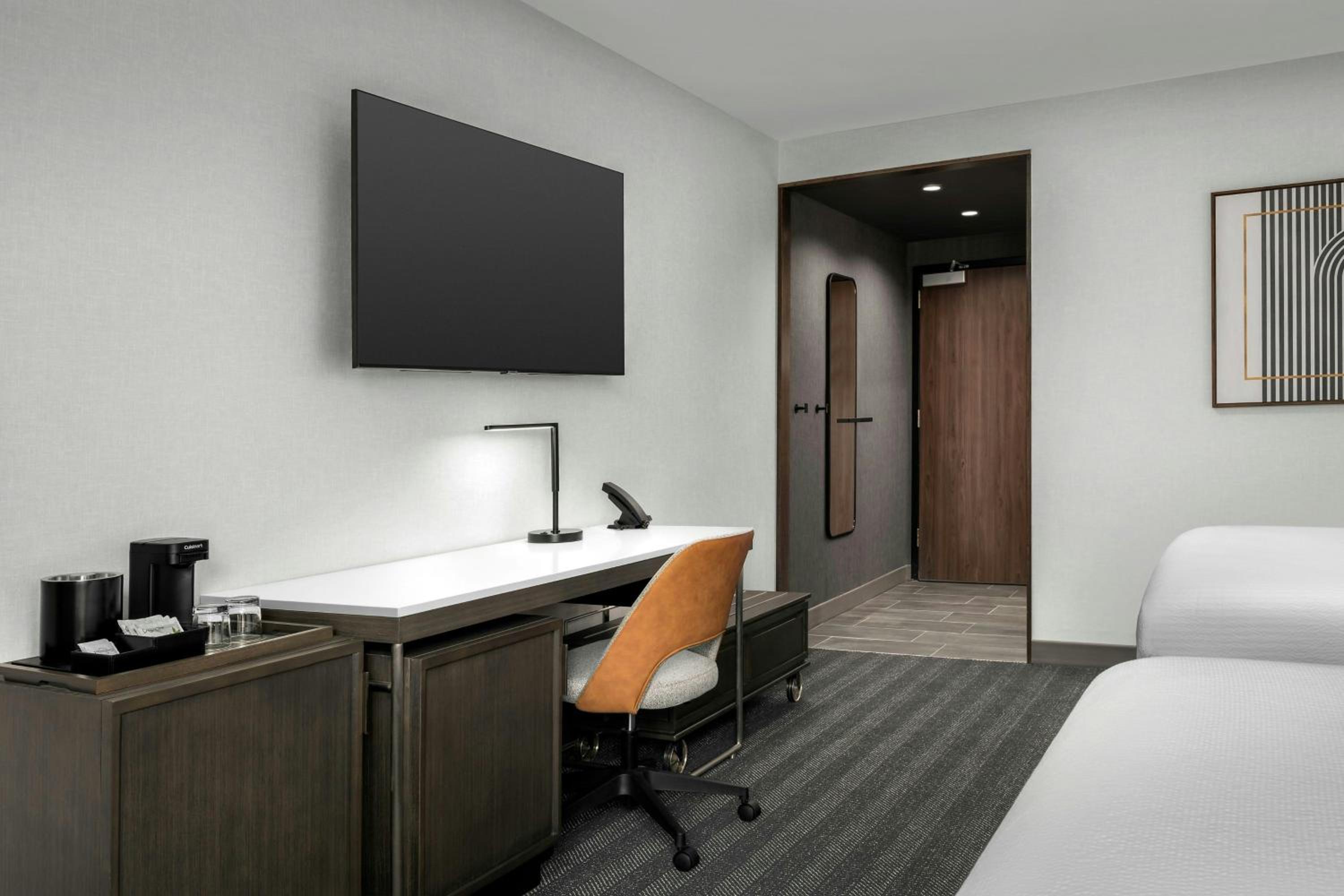 Standard Queen Room - Hearing Accessible