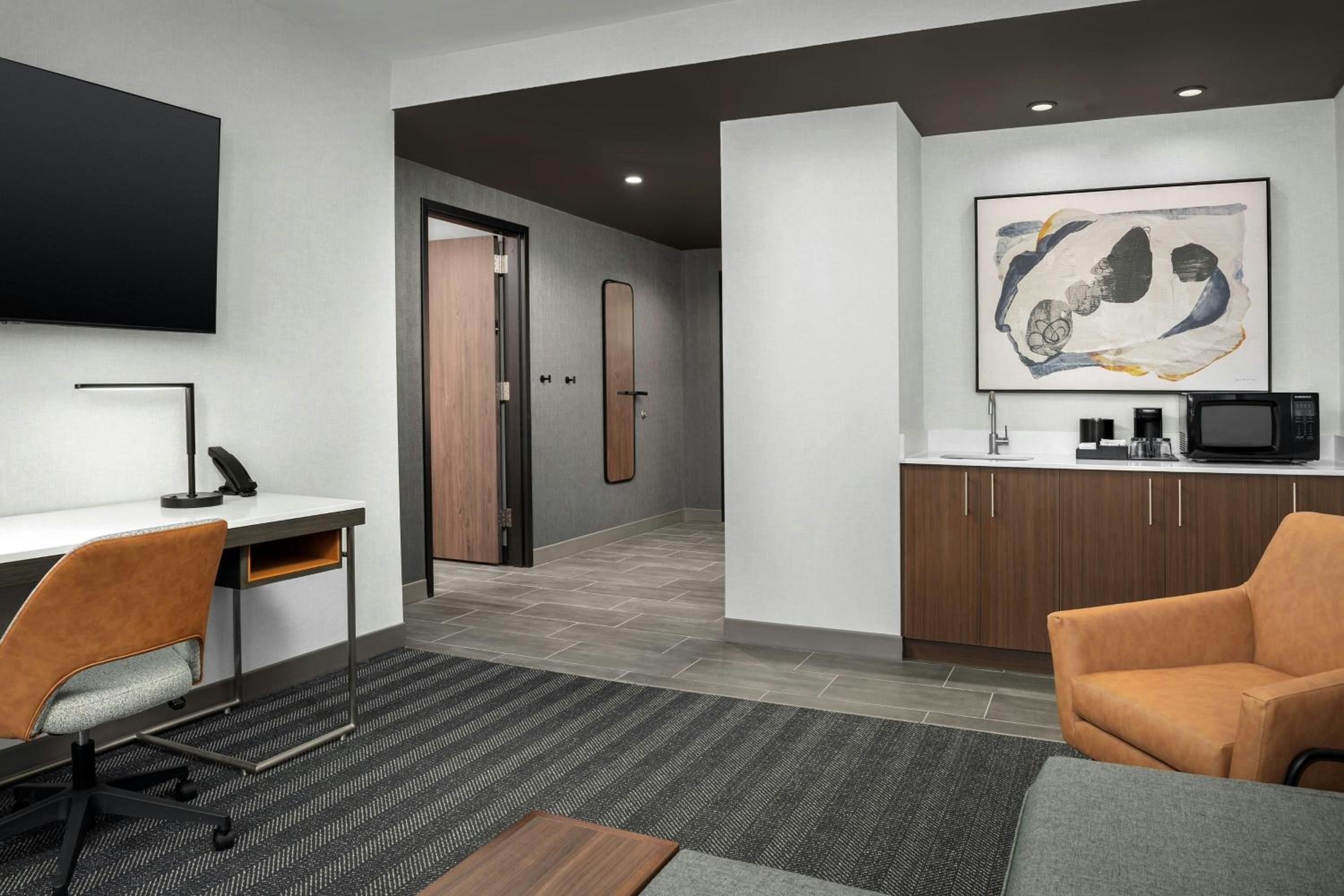 King Suite with Sofa Bed - Hearing Accessible - Photo 17