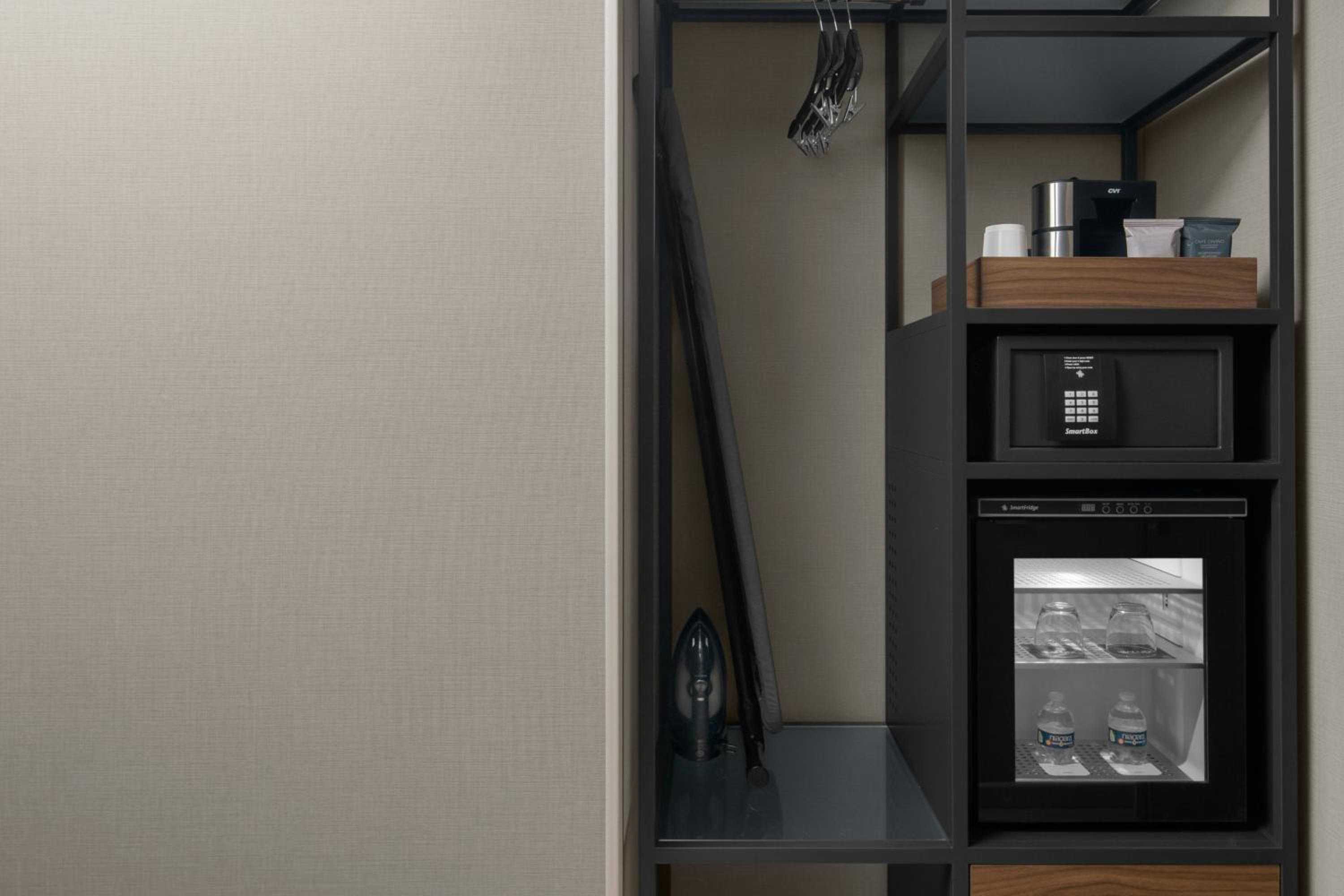 Guest King Room with Roll-In Shower and Mountain View - High Floor - Mobility Accessible - Photo 5