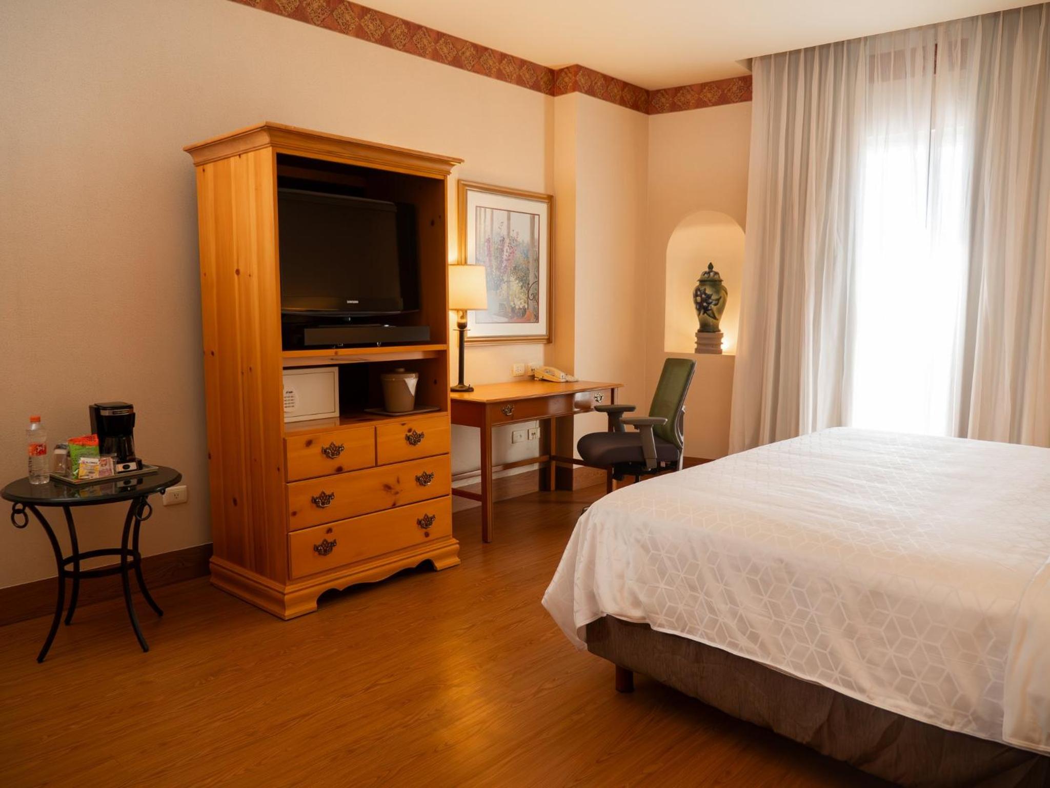 Standard King Room - Photo 5