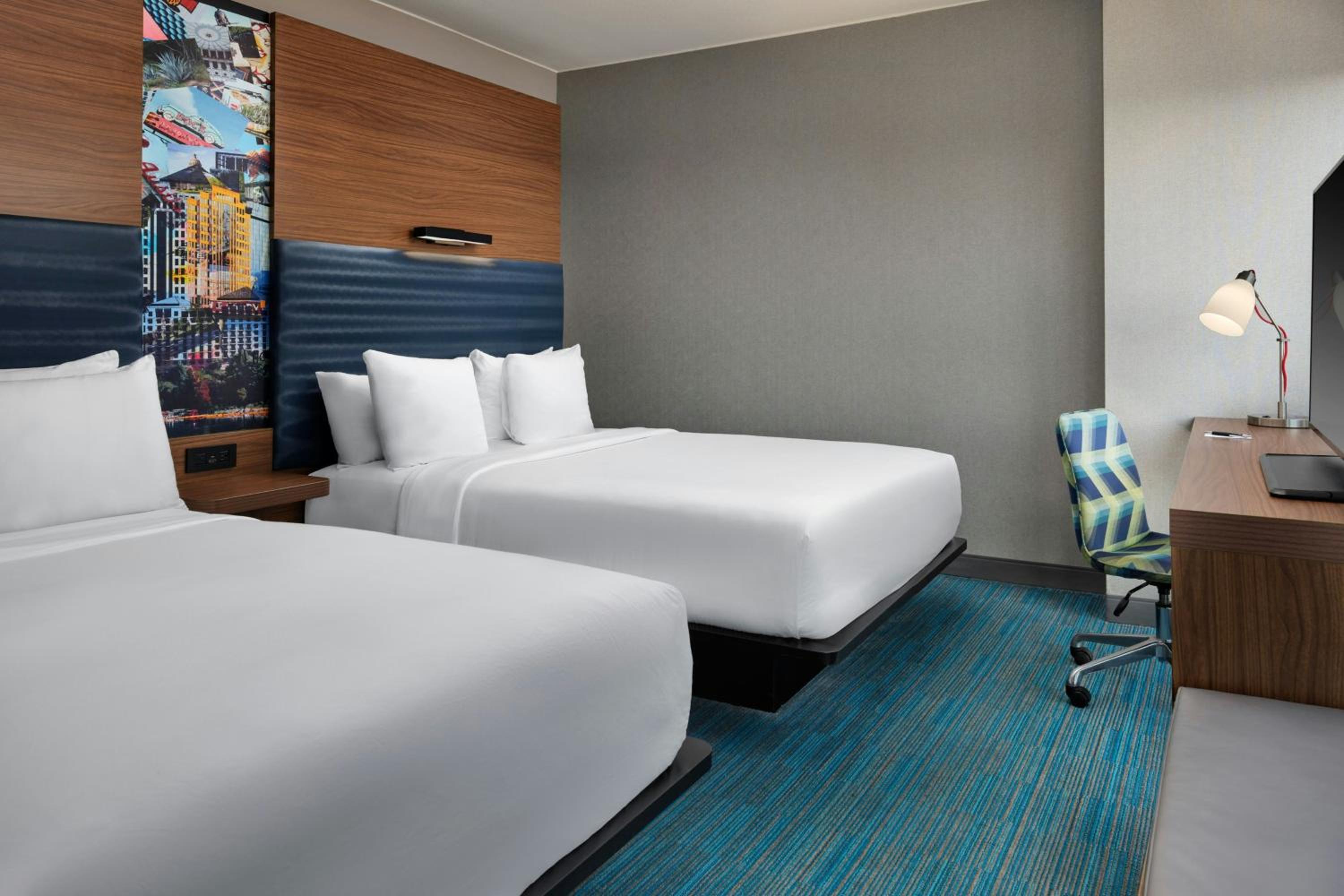 Queen Room with Tub - Mobility/Hearing Accessible