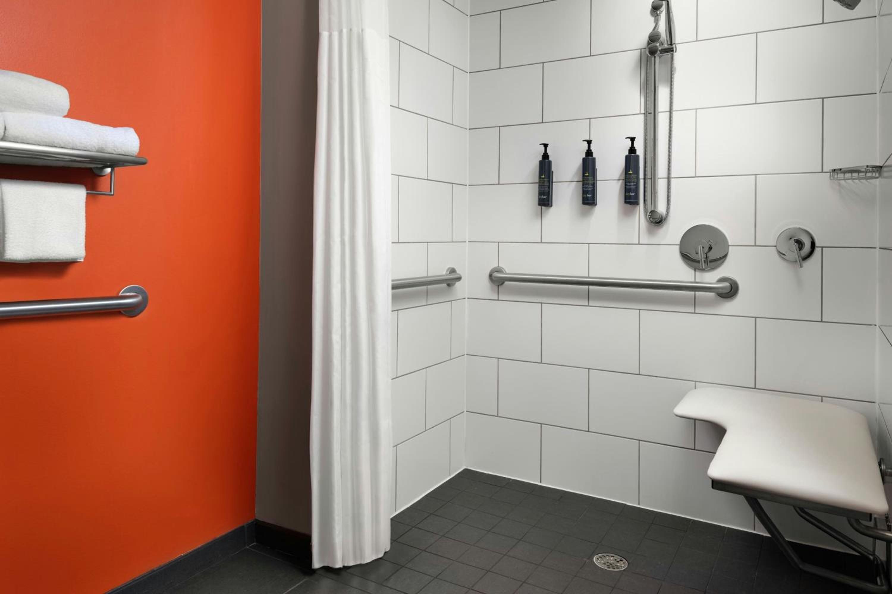 King Room with Tub - Mobility/Hearing Accessible thumbnail 5