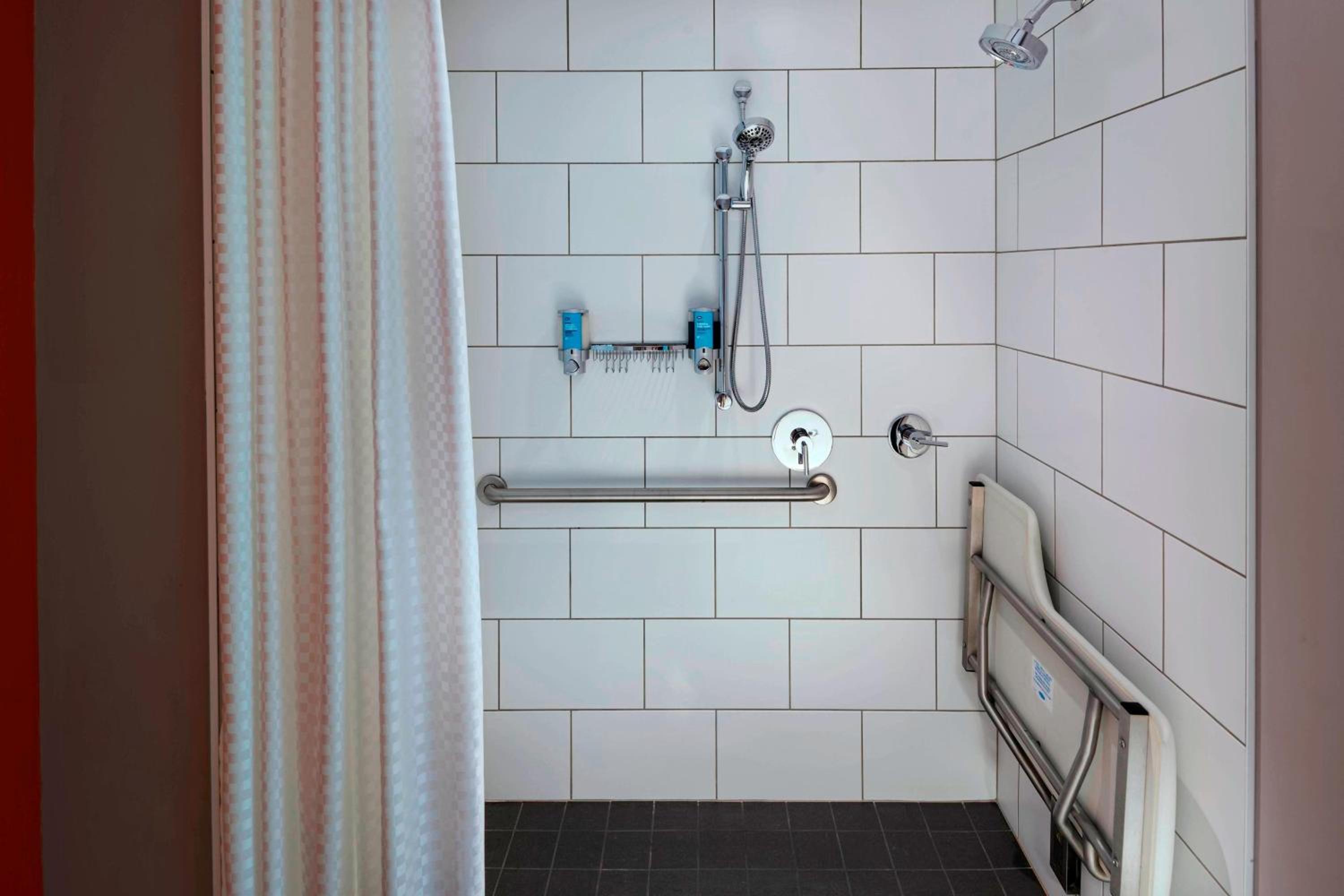 King Room with Tub - Mobility/Hearing Accessible thumbnail 6