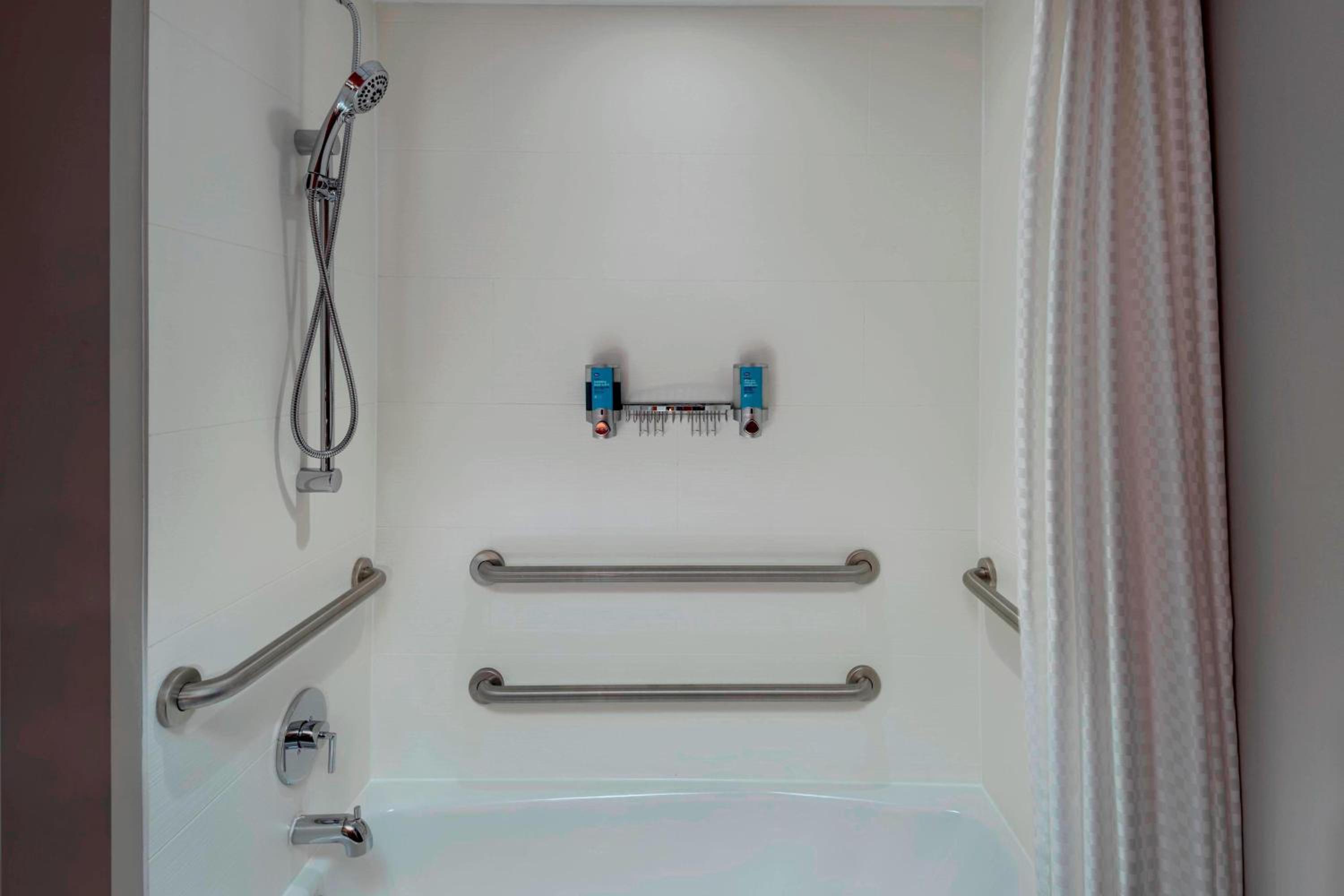 Queen Room with Tub - Mobility/Hearing Accessible