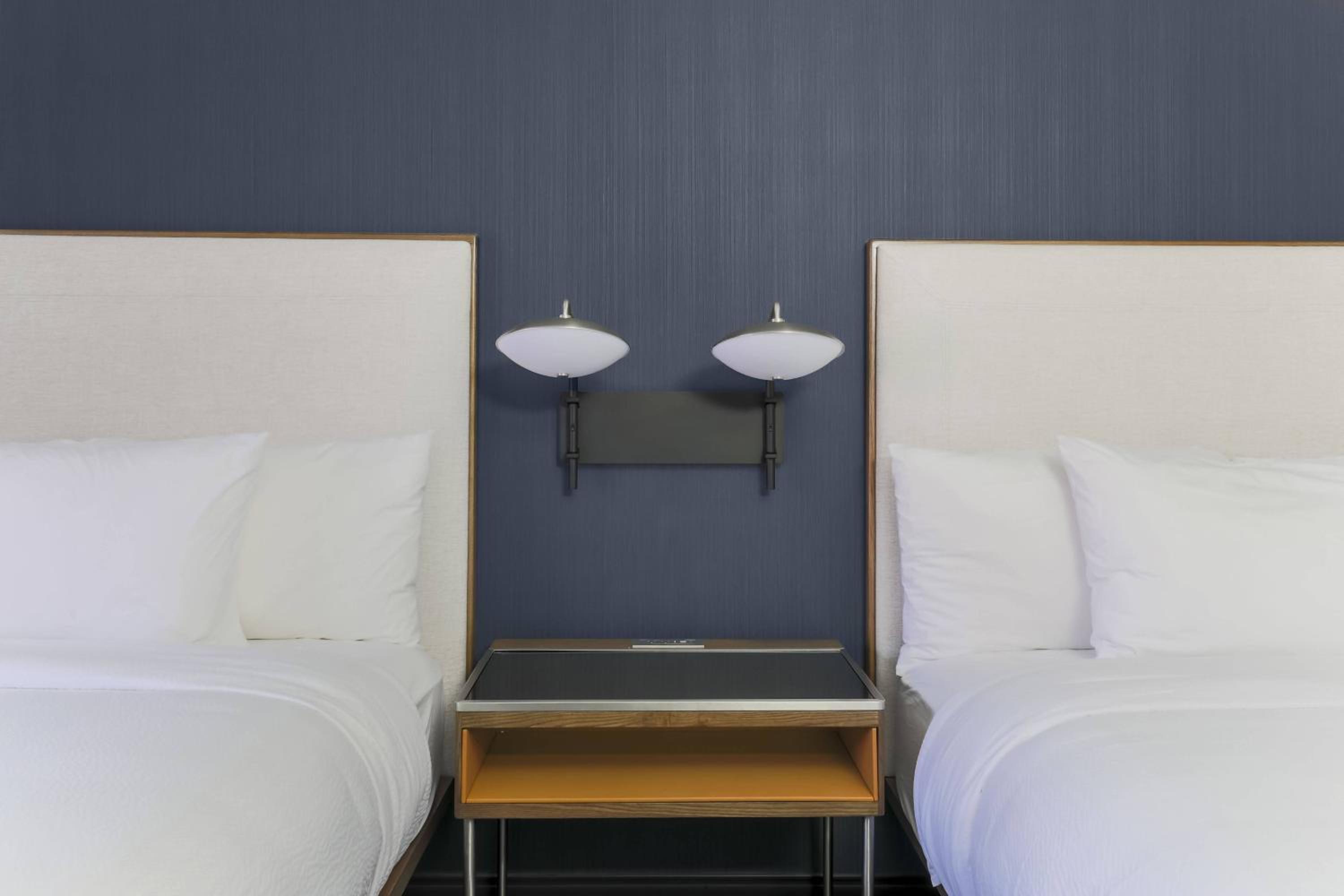Queen Room with Two Queen Beds and Adapted Tub - Mobility Accessible