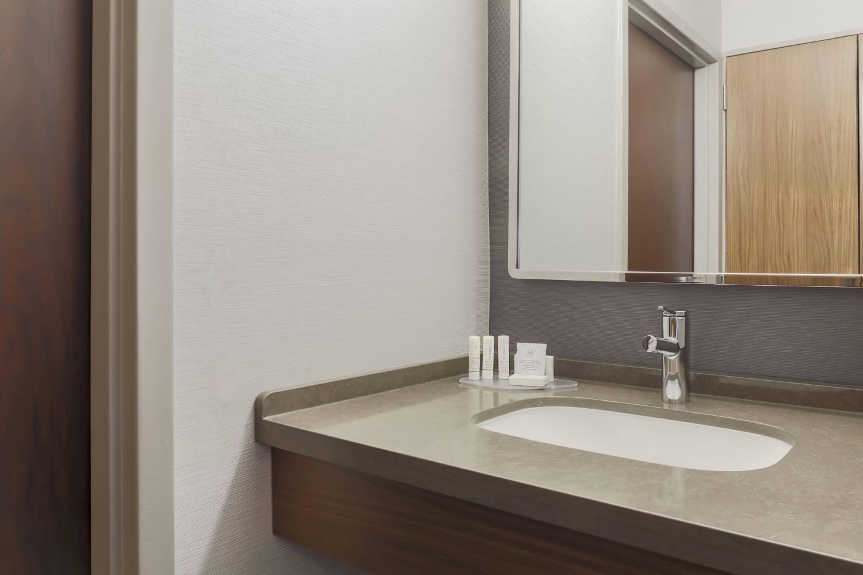Guest room, 1 King - Photo 4