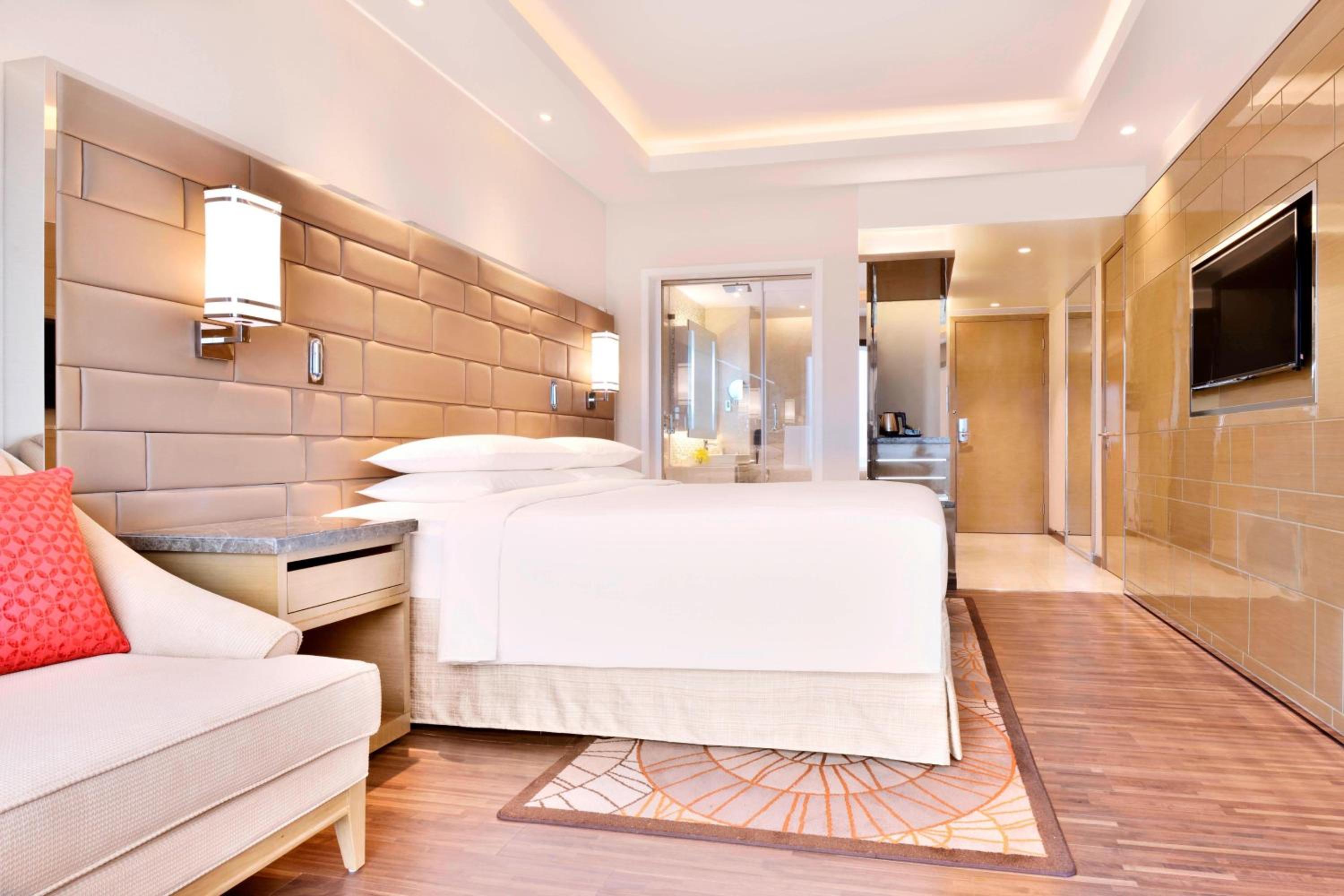 Executive King Room with Lounge Access photo 2