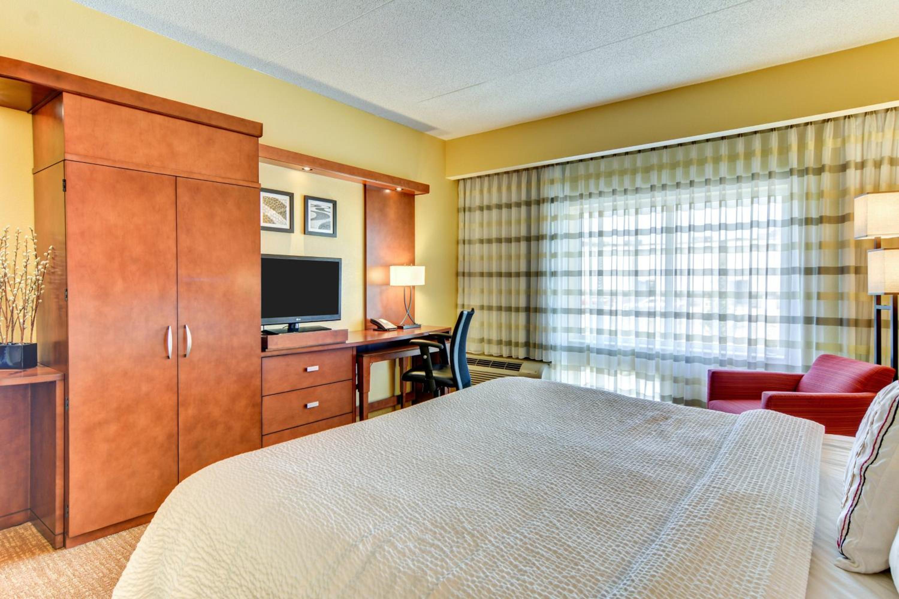 King Room with Sofa Bed - Hearing Accessible photo 3