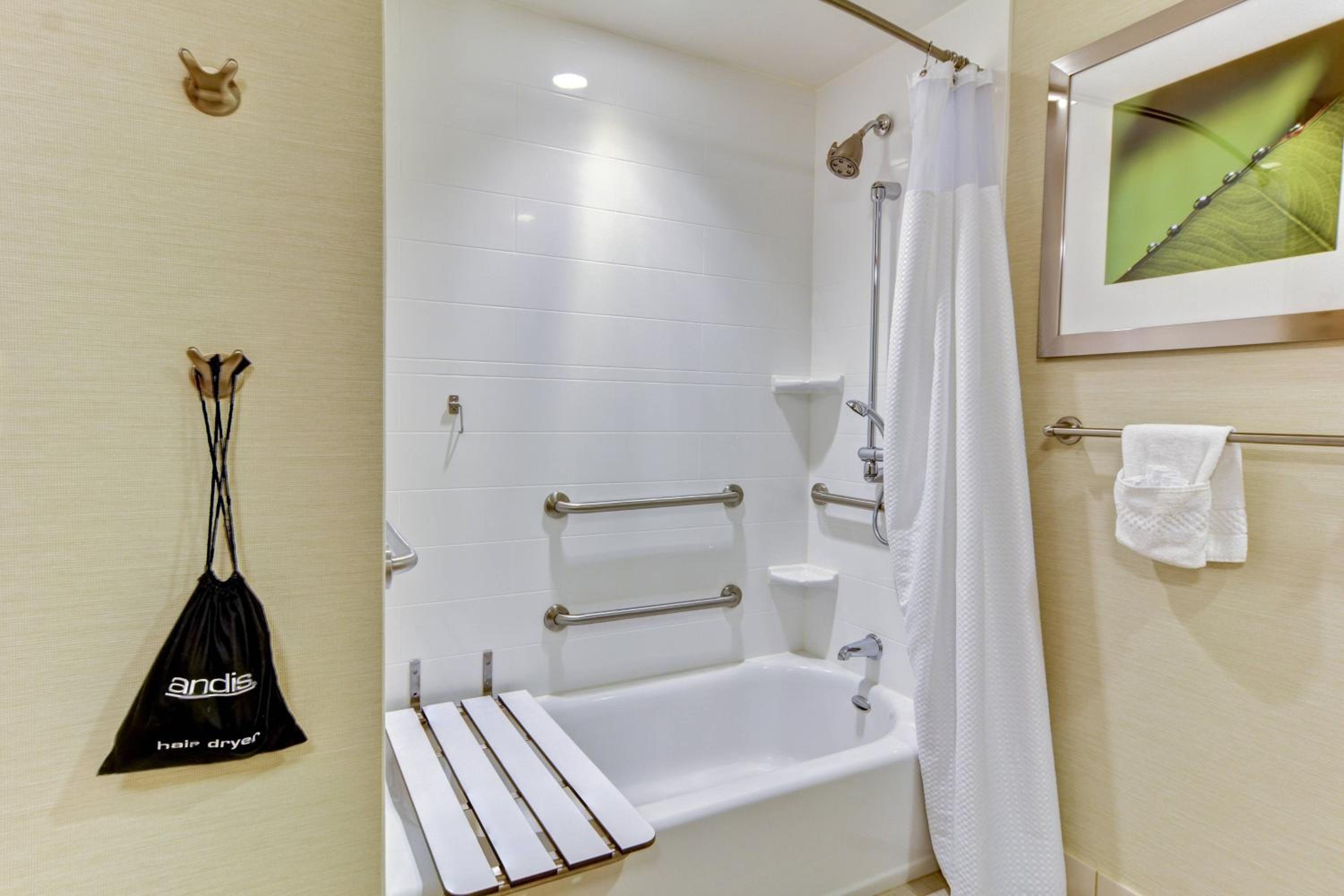 Double Suite with Two Double Beds, Bathtub and Sofa Bed - Mobility Access/Hearing Accessible photo 3