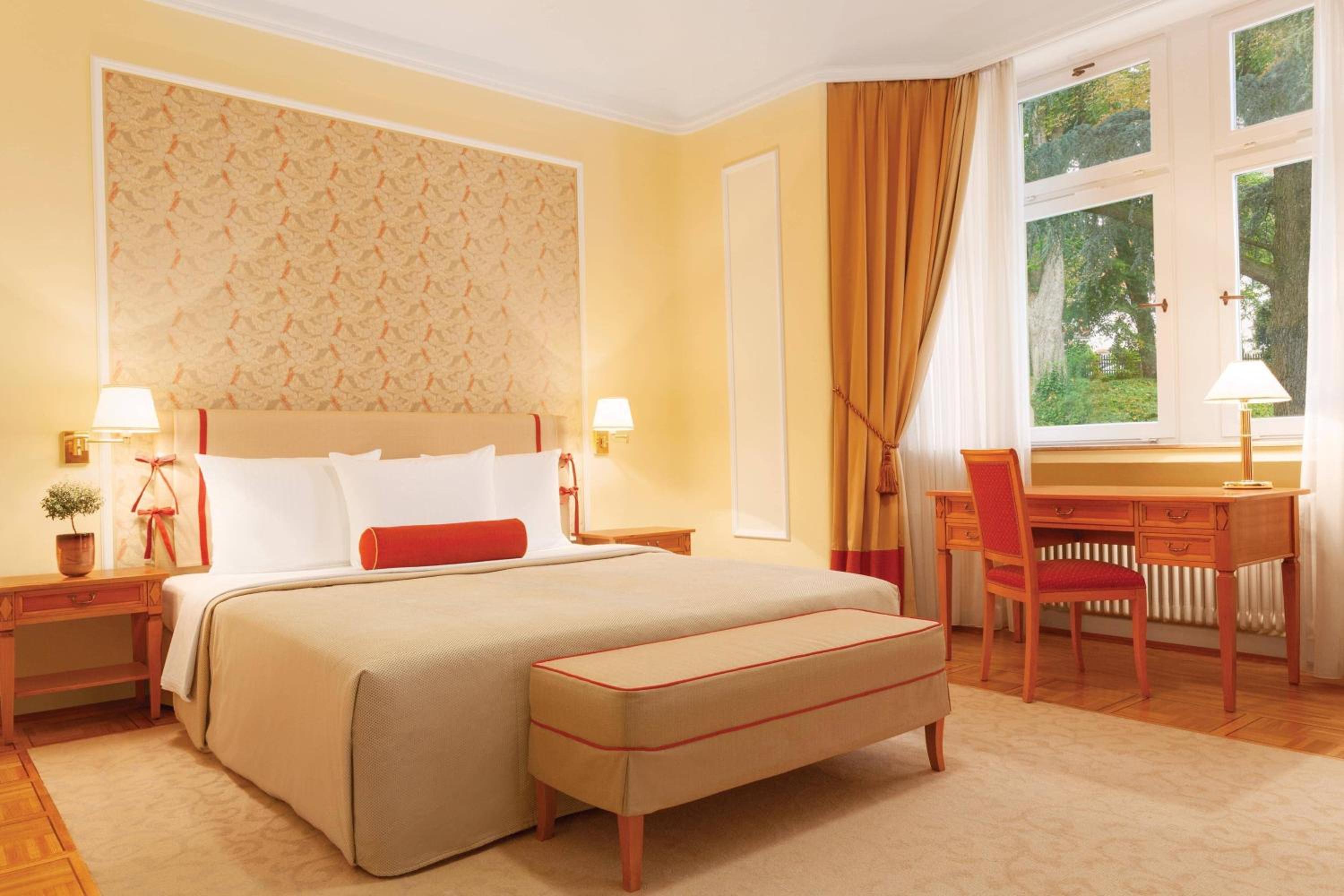 Grand-Deluxe-Suite, 2-Zimmer-Suite, Gartensicht, Kamin photo