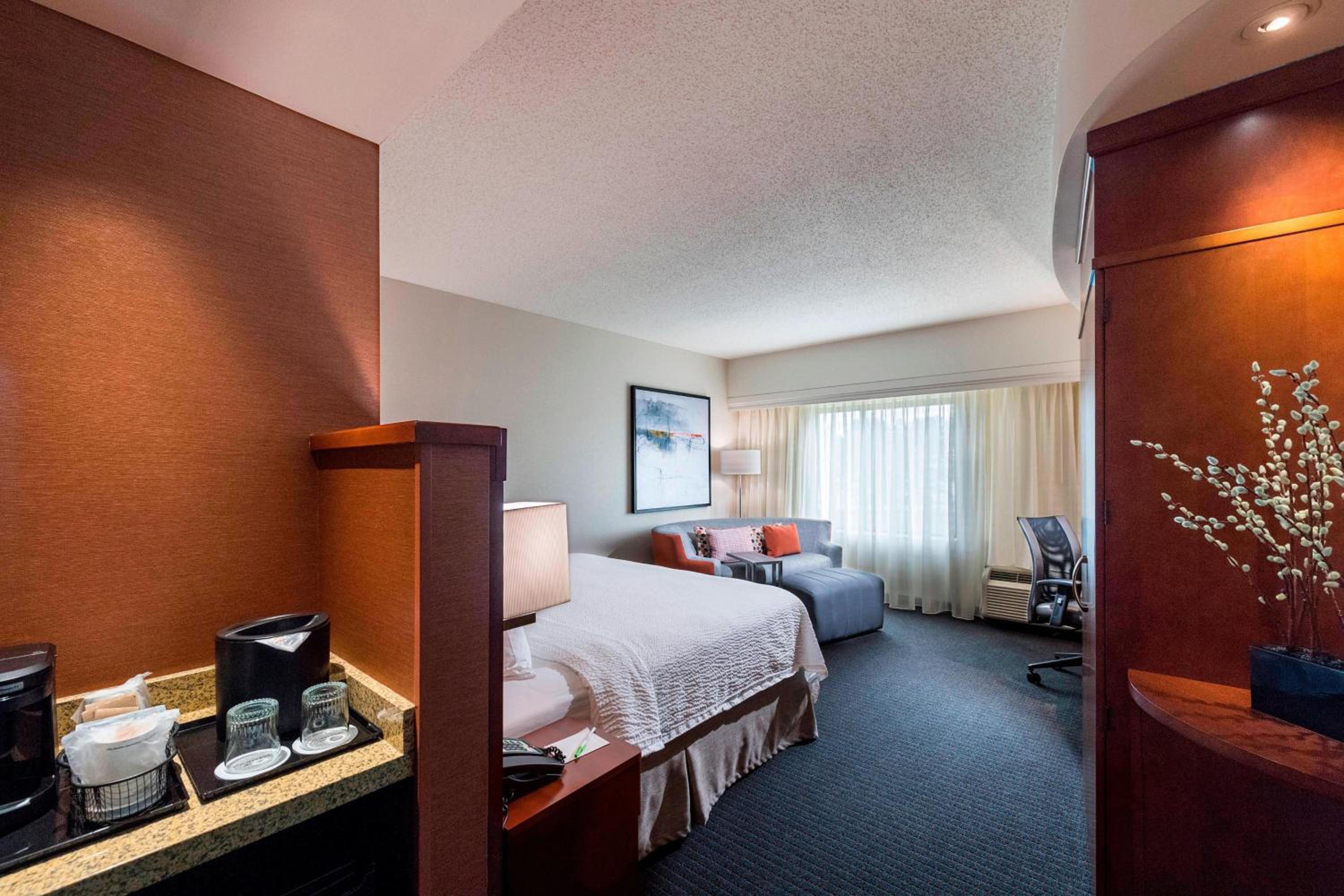 King Room with Adapted Tub - Mobility Accessible - Photo 1