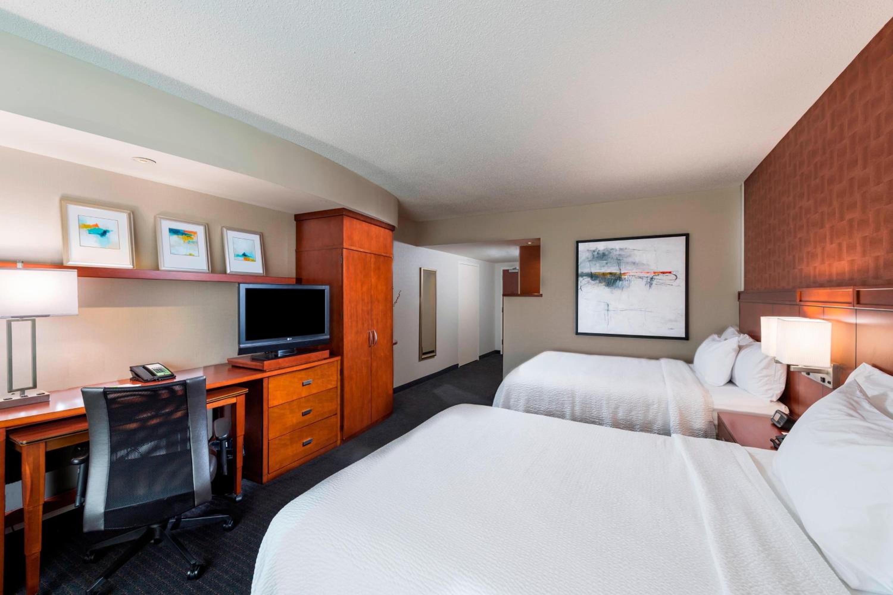 Queen Room with Two Queen Beds and Adapted Tub - Mobility and Hearing Accessible - Photo 3