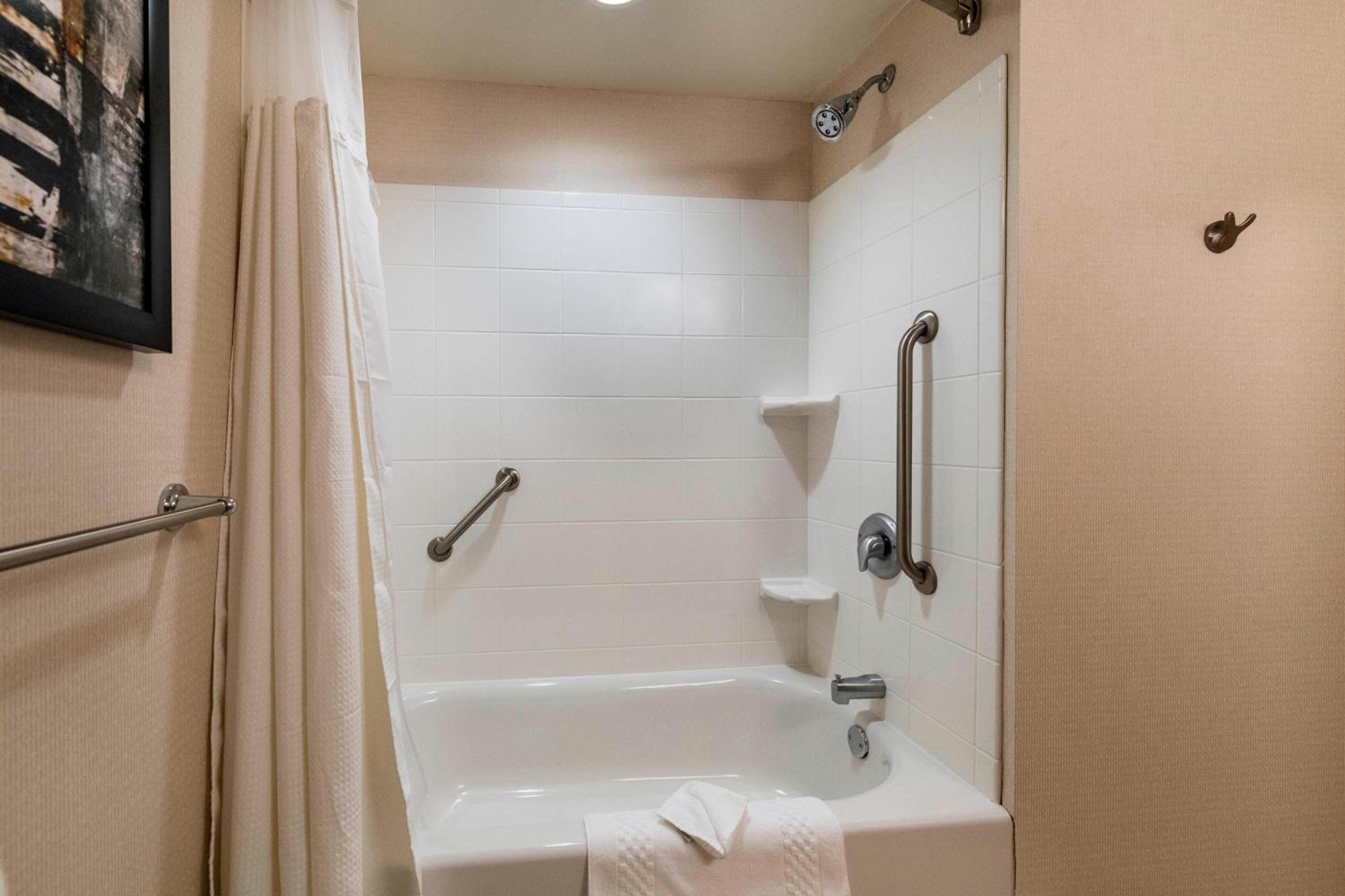Queen Room with Two Queen Beds - Hearing Accessible - Photo 3