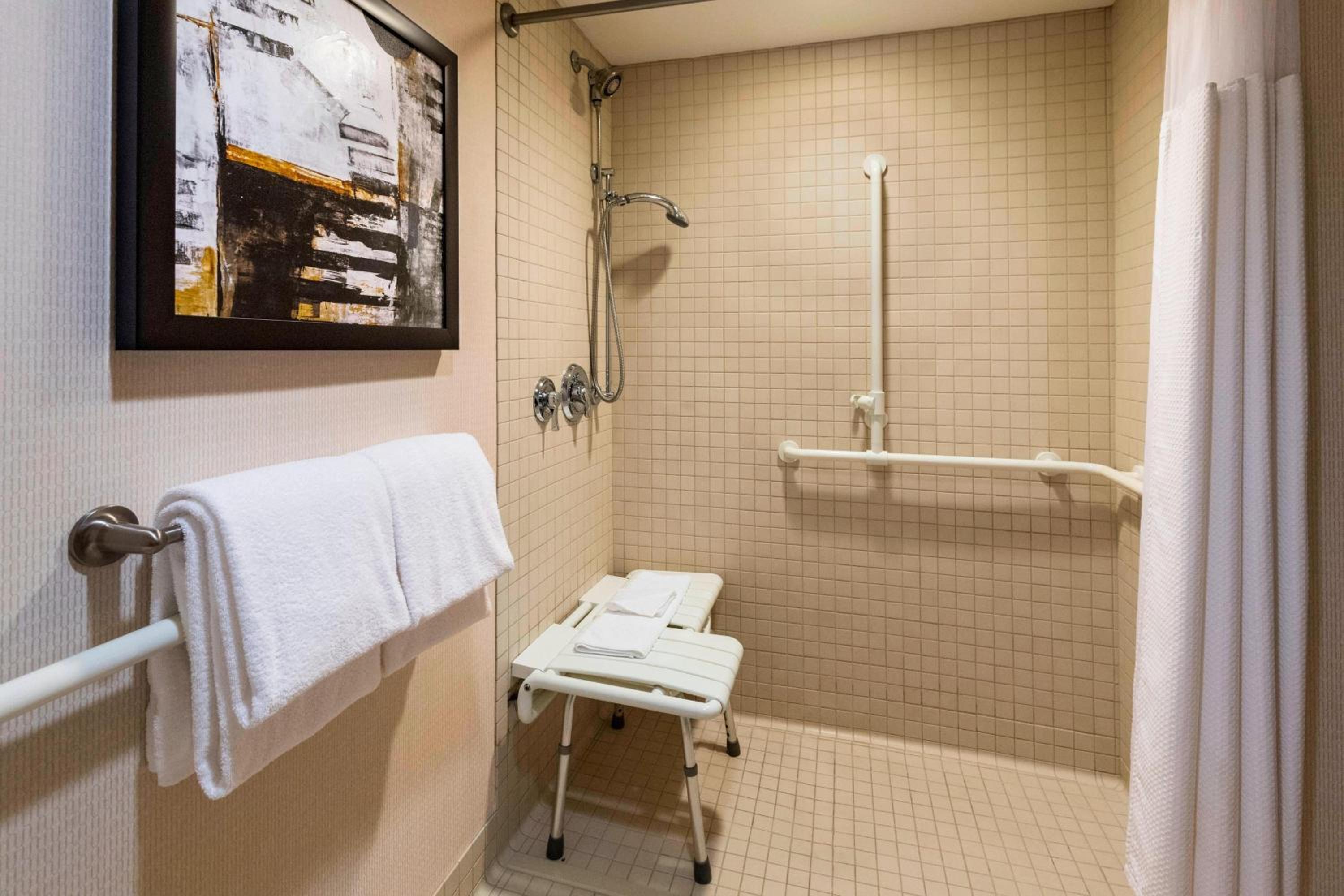 Queen Room with Two Queen Beds and Roll-in Shower - Mobility Accessible - Photo 3