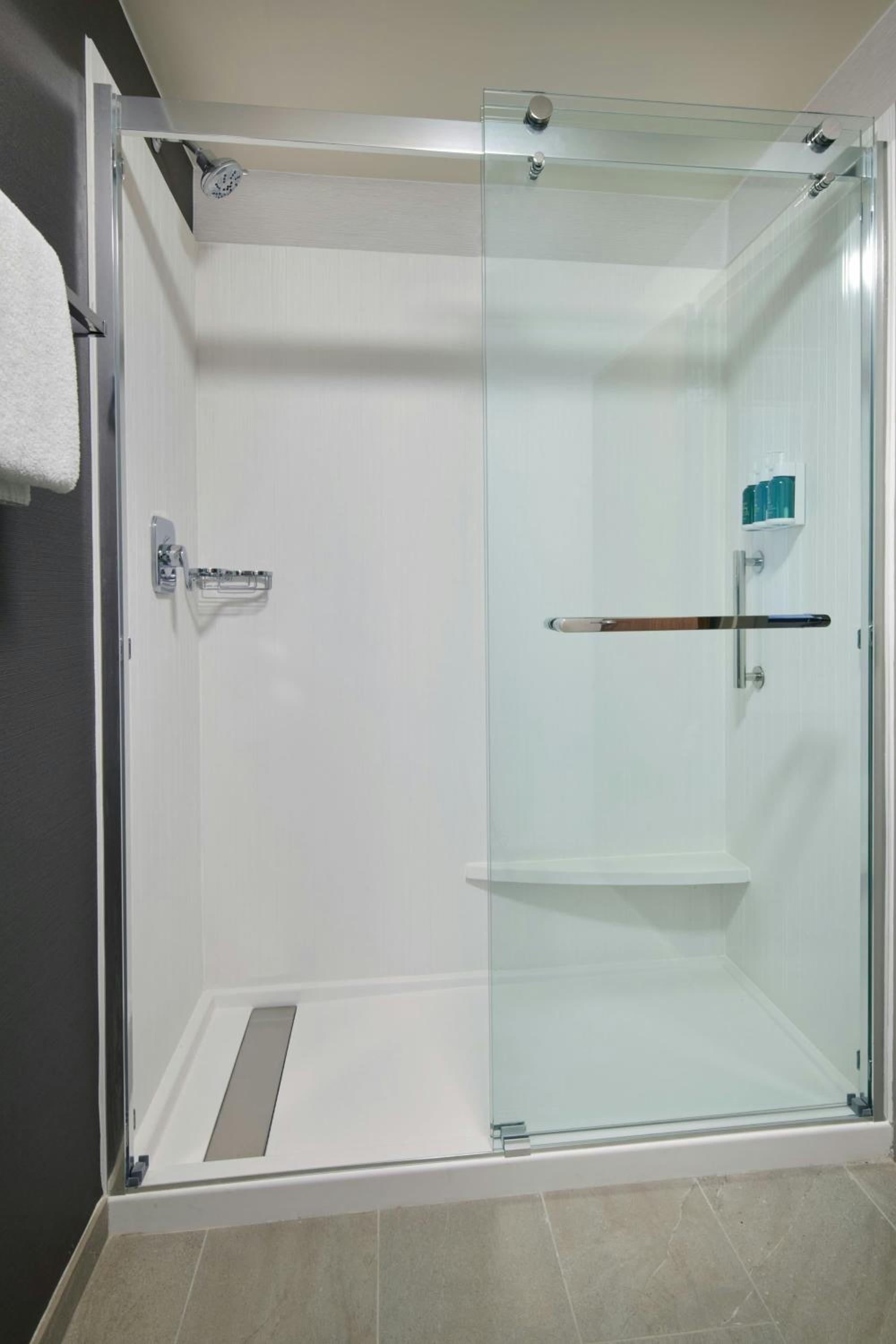 Queen Room with Two Queen Beds - Hearing Accessible - Photo 4