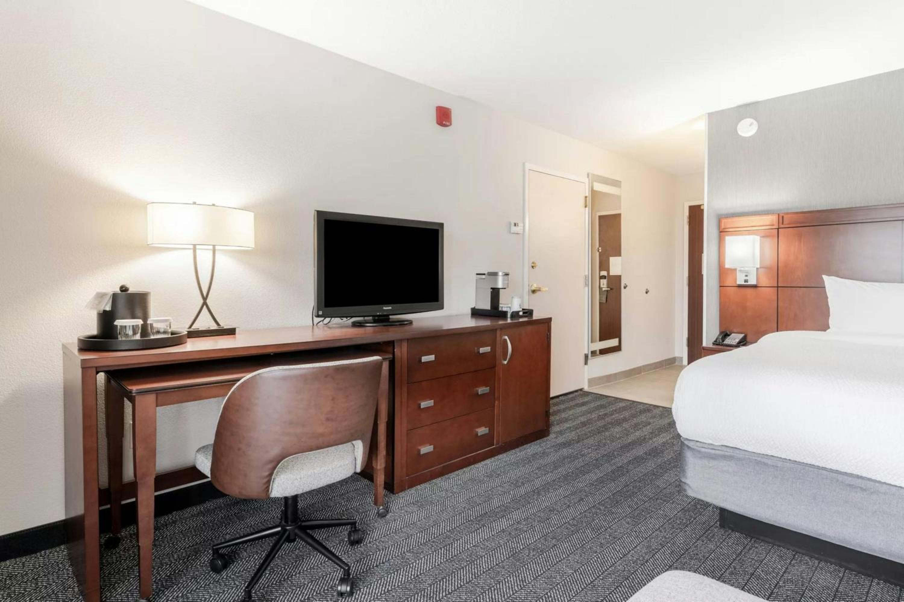 King Room with Roll-In Shower - Mobility Accessible - Photo 4
