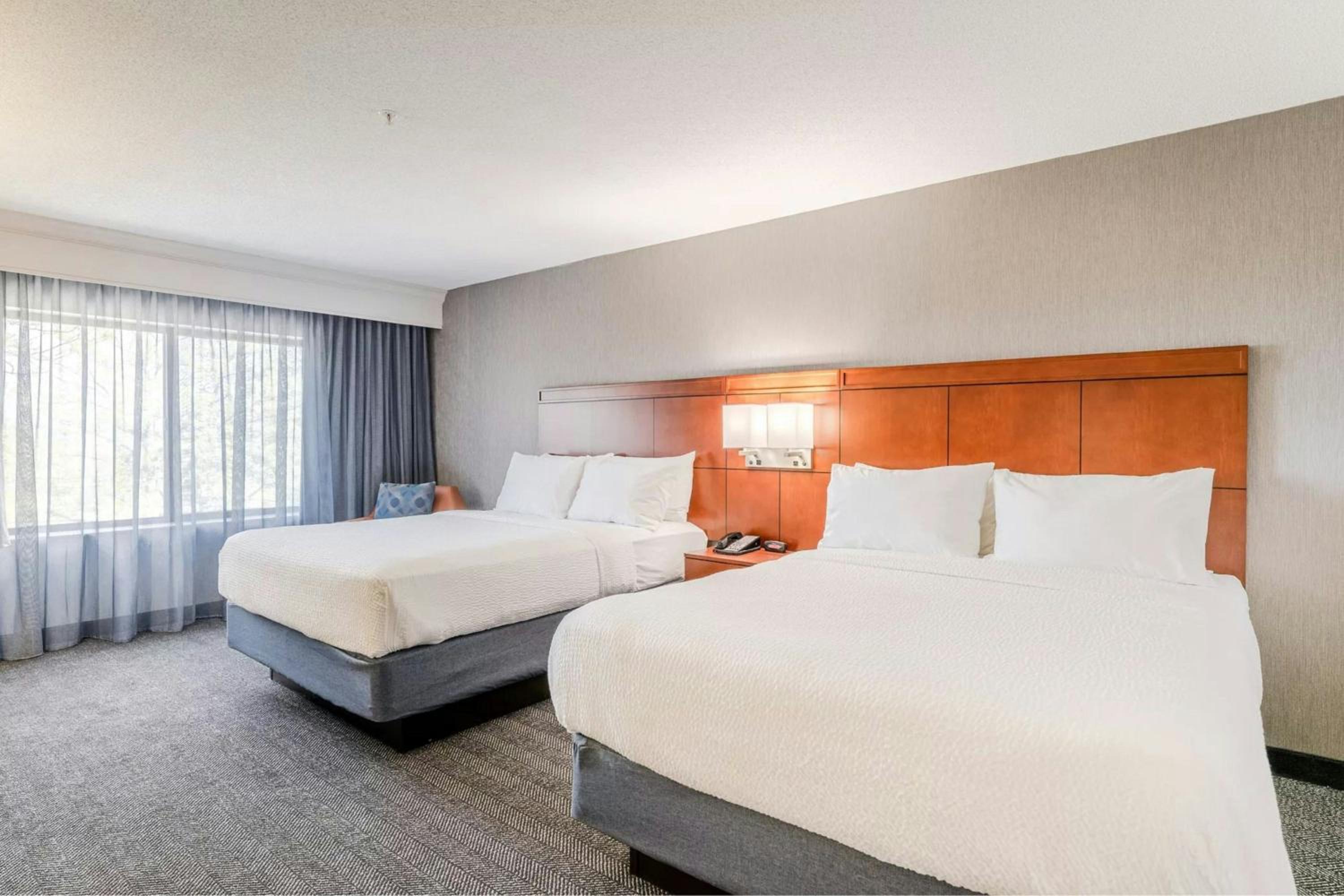 Queen Room with Two Queen Beds and Transfer Shower - Mobility Access - Photo 2