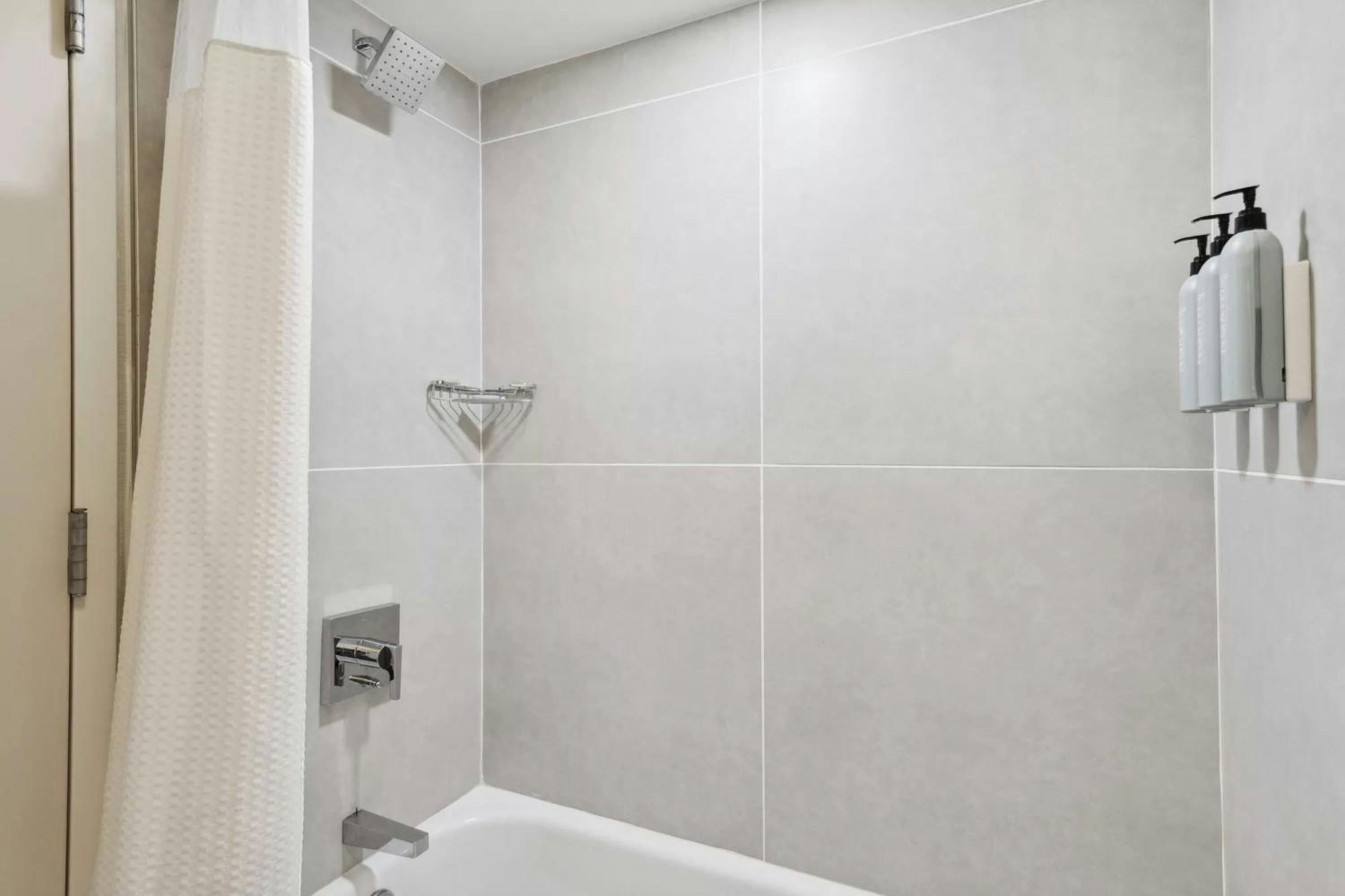 King Room with Roll-In Shower - Mobility Accessible - Photo 7