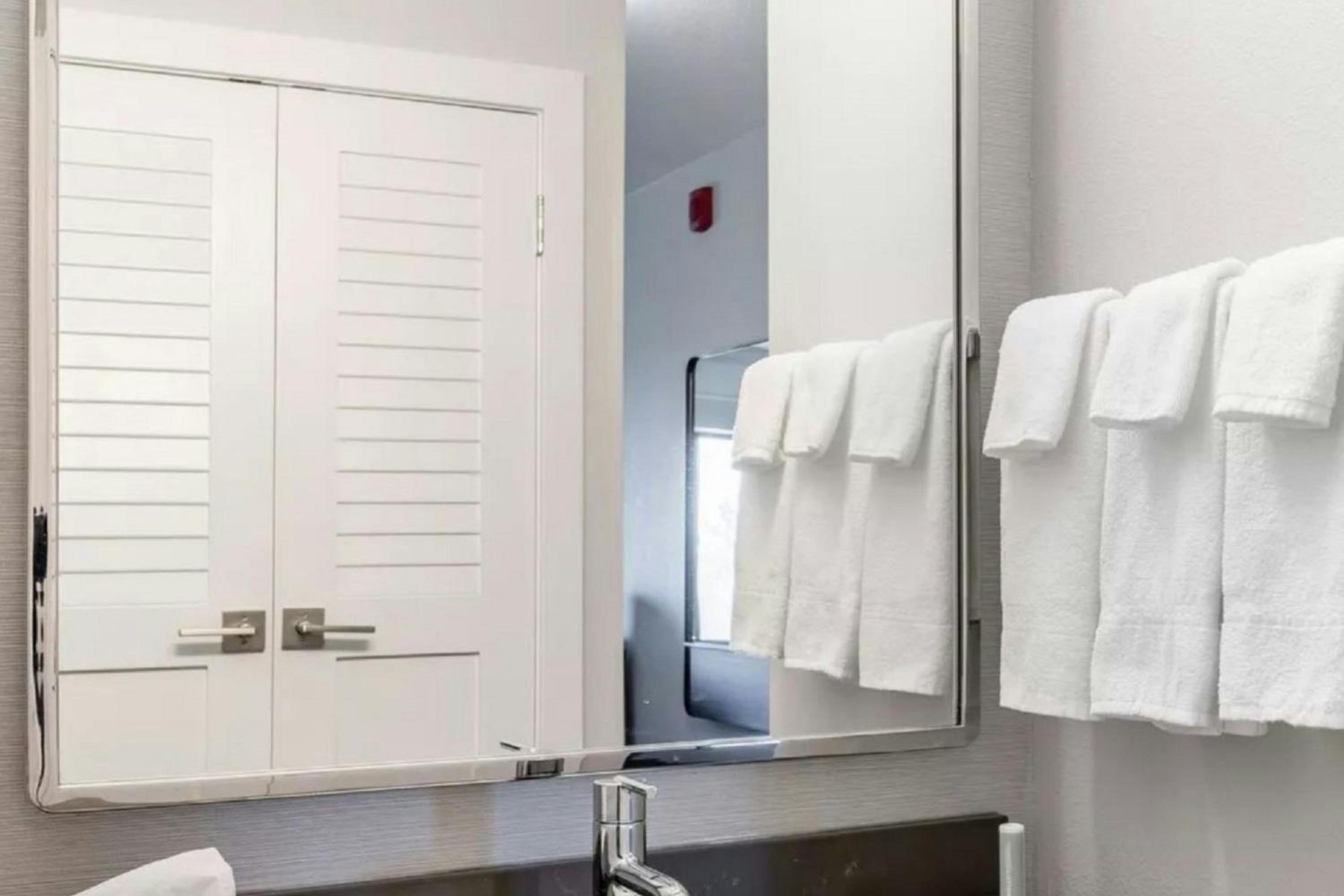 King Room with Roll-In Shower - Mobility Accessible - Photo 9