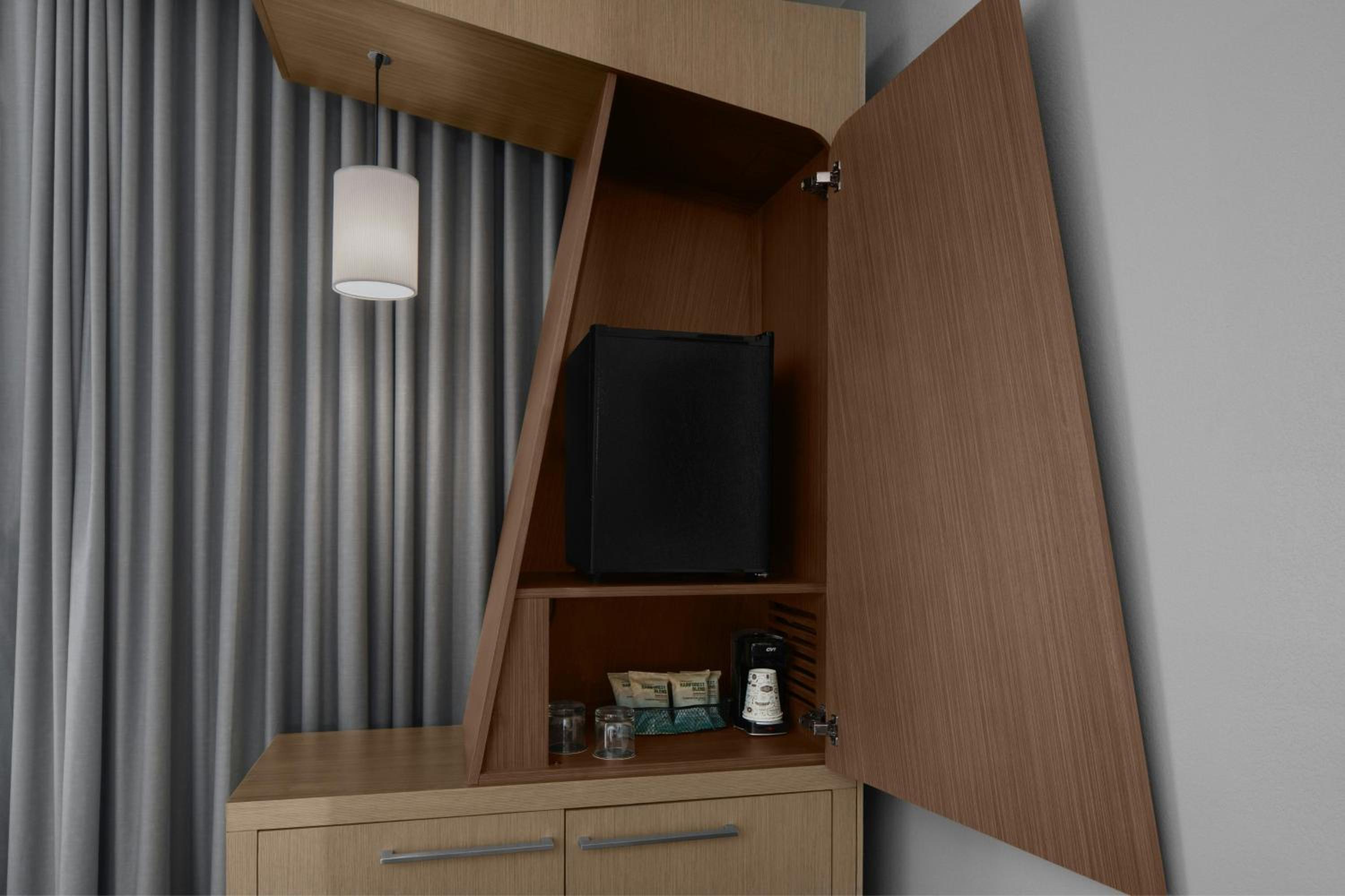 Queen Room - Mobility/Hearing Accessible with Tub photo 3