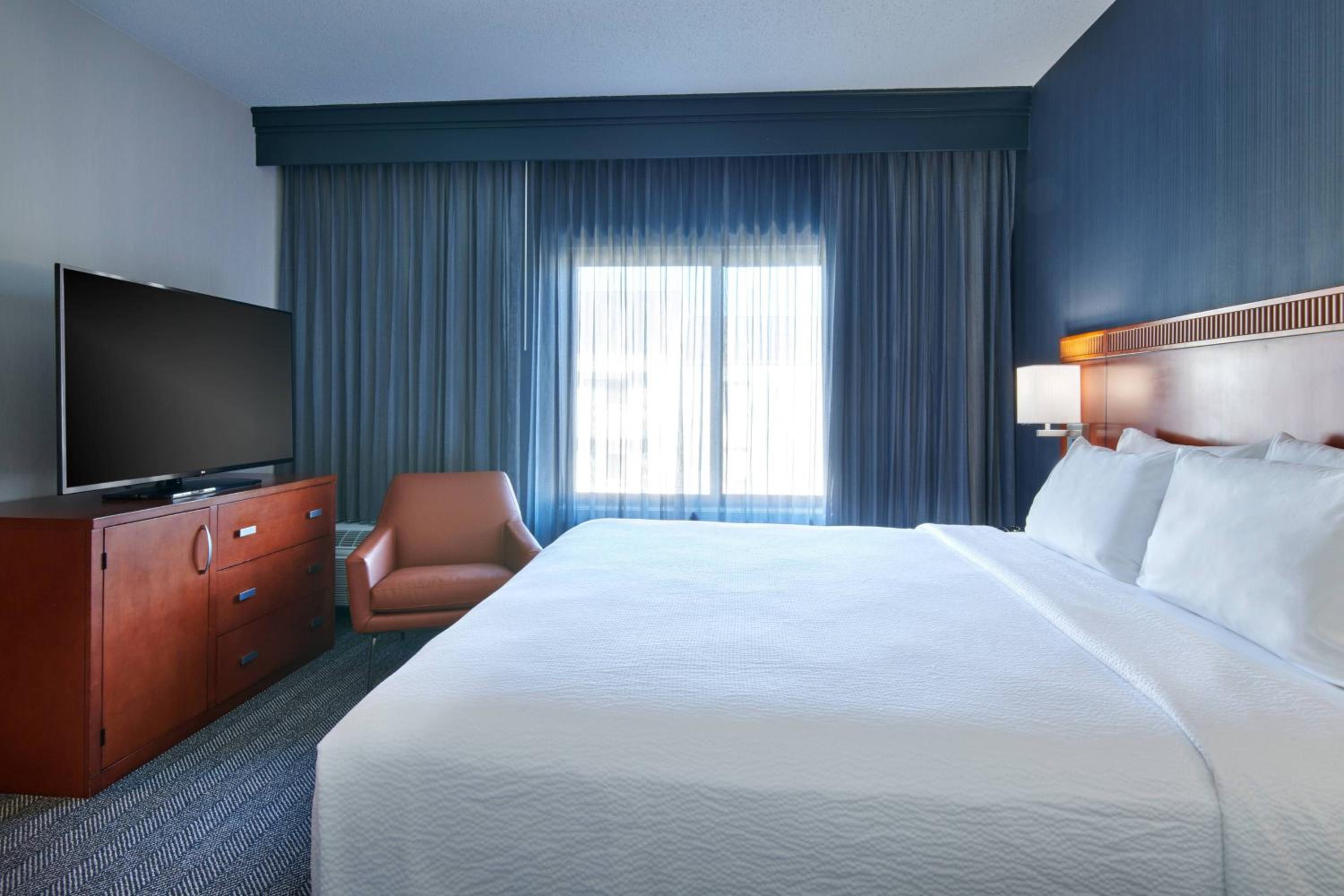 1 Bedroom 2 room Suite, 1 King, Sofa bed - Photo 3