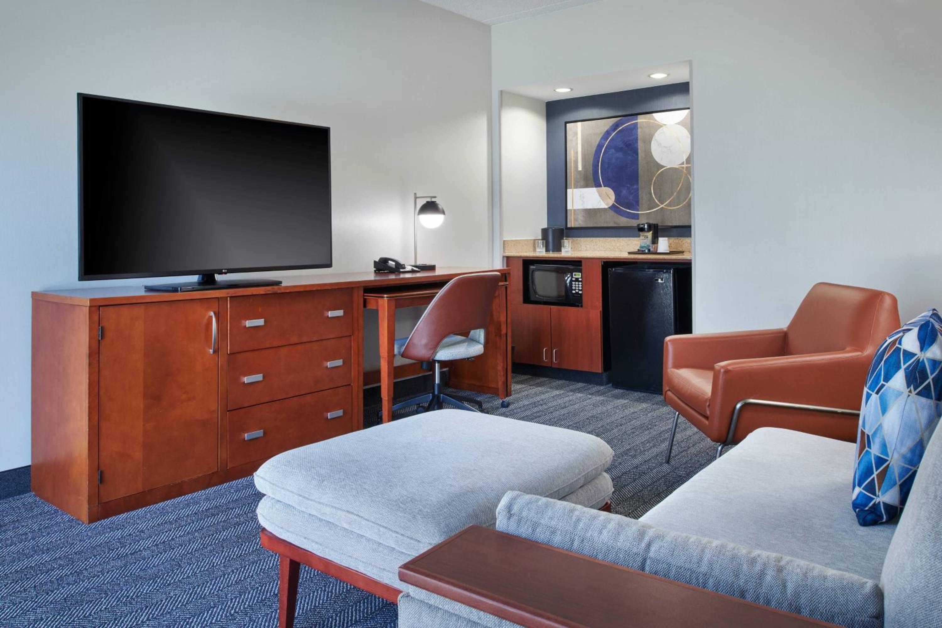 1 Bedroom 2 room Suite, 1 King, Sofa bed - Photo 4