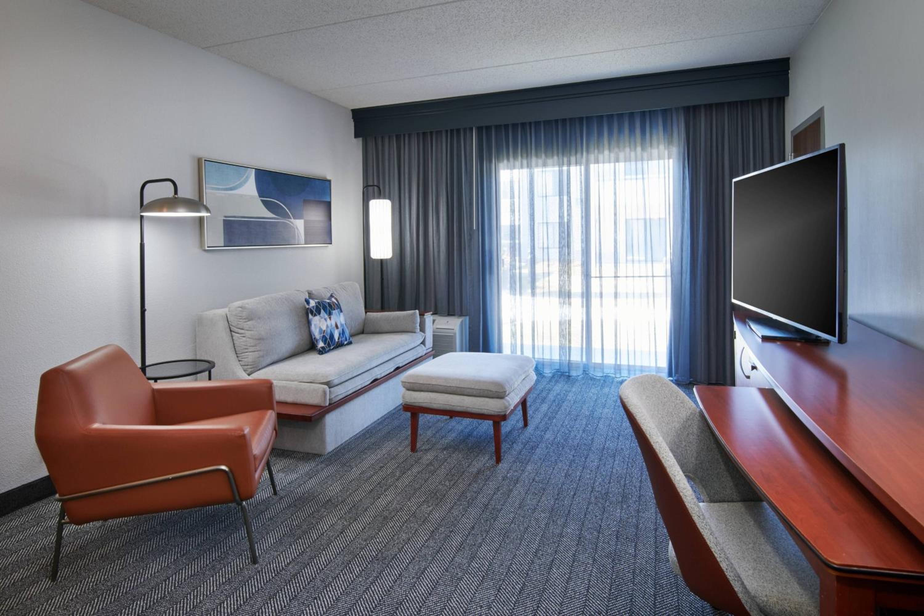 1 Bedroom 2 room Suite, 1 King, Sofa bed - Photo 2