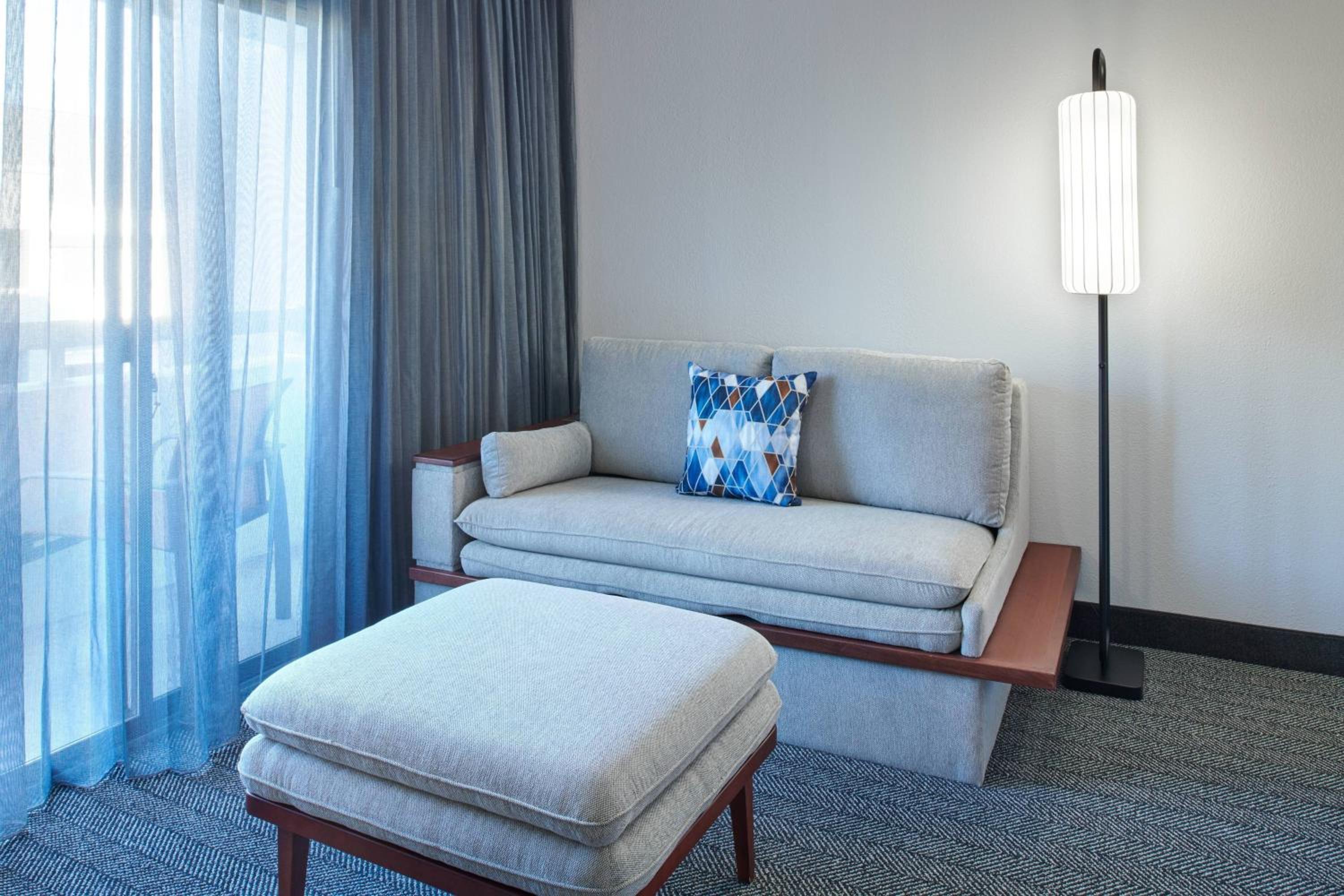 King Room with Sofa Bed - Non-Smoking - Photo 3