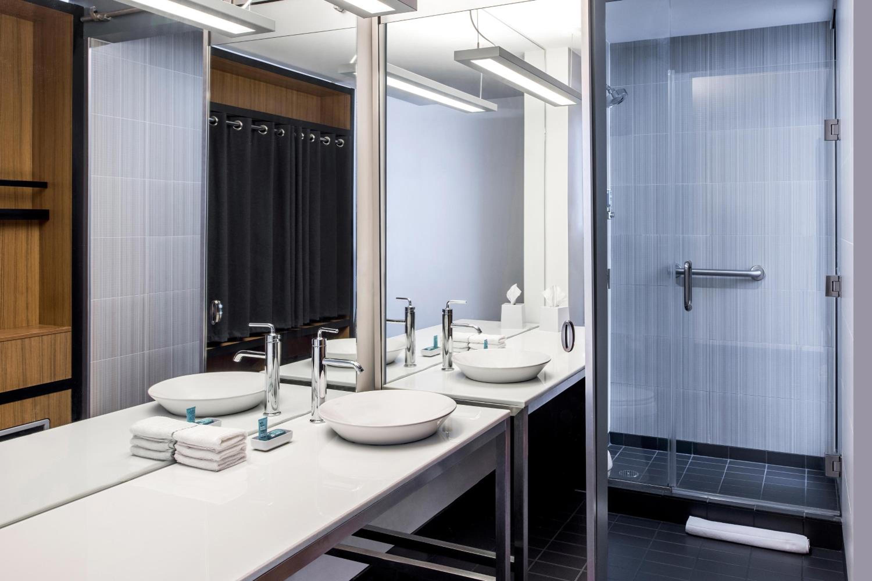 King Room - High Floor/Hearing Accessible - Photo 3