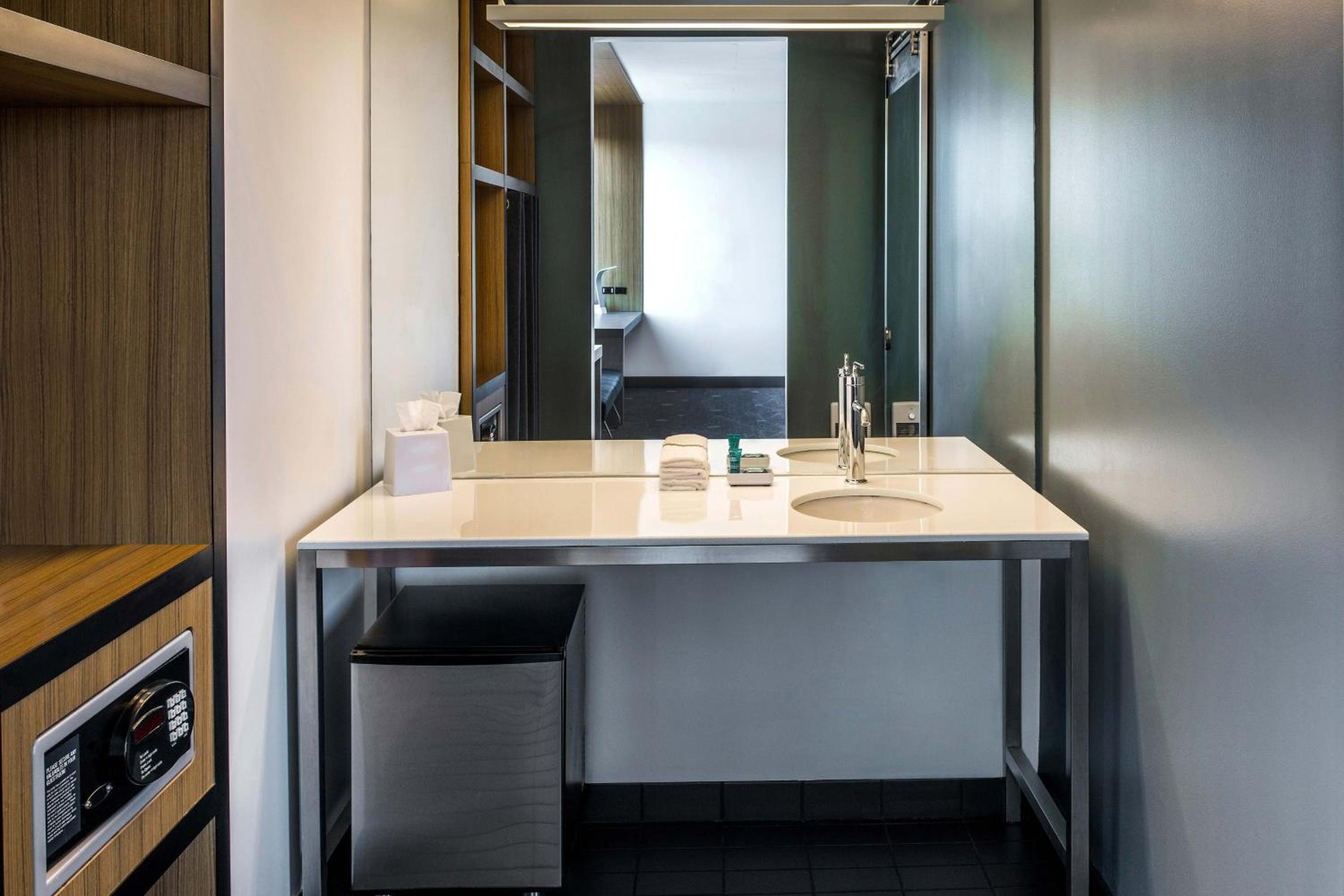 Aloft, 1 King Bed, Guest room, 1 King (Mobility &amp; Hearing Accessible w/ Roll-in Shower) - Photo 4