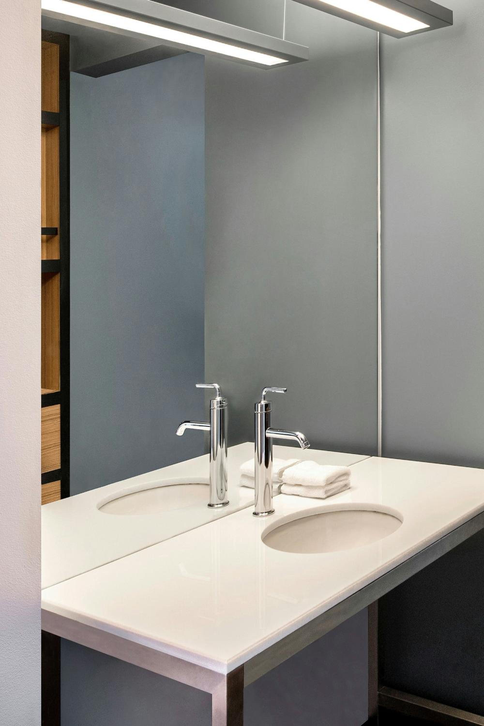 King Room - High Floor/Hearing Accessible - Photo 4