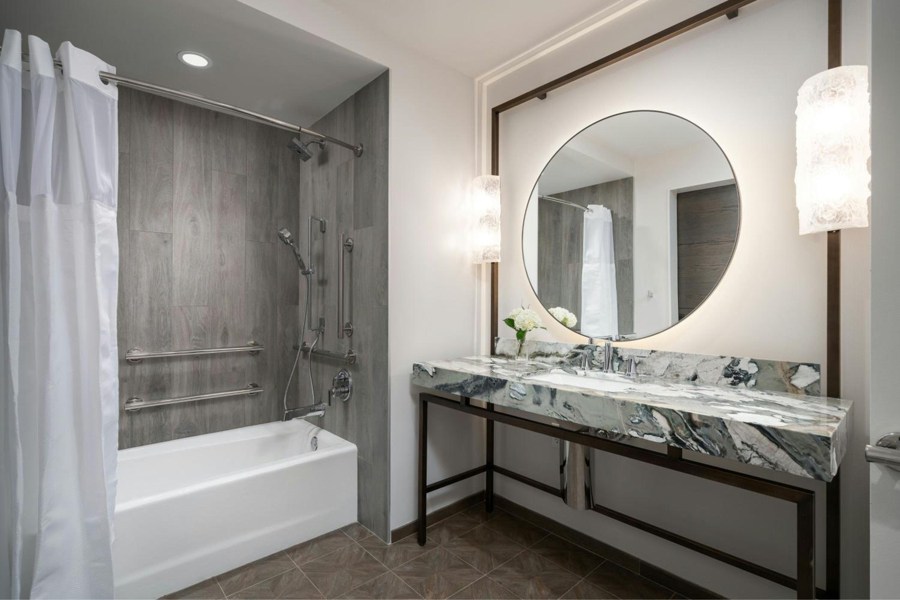 Queen Room with Falls View - Hearing Accessible
