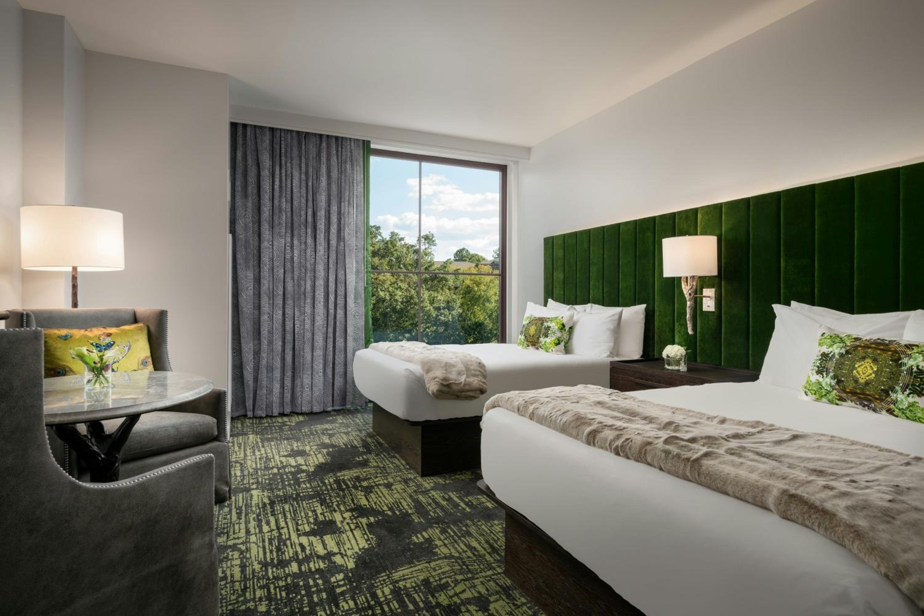 Queen Room with Falls View - Hearing Accessible