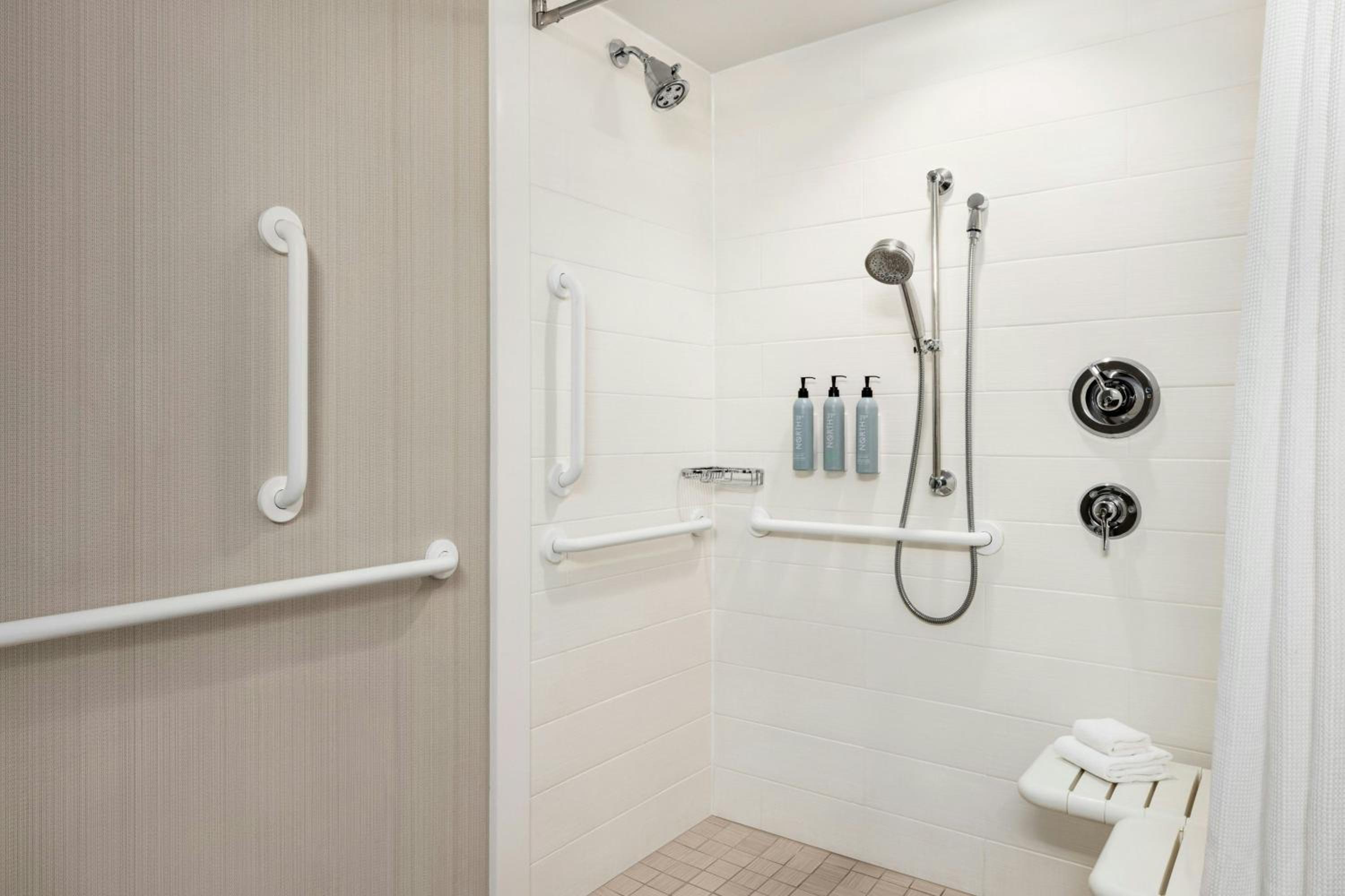 King Room with Bathtub - Mobility Access/Hearing Accessible photo 1