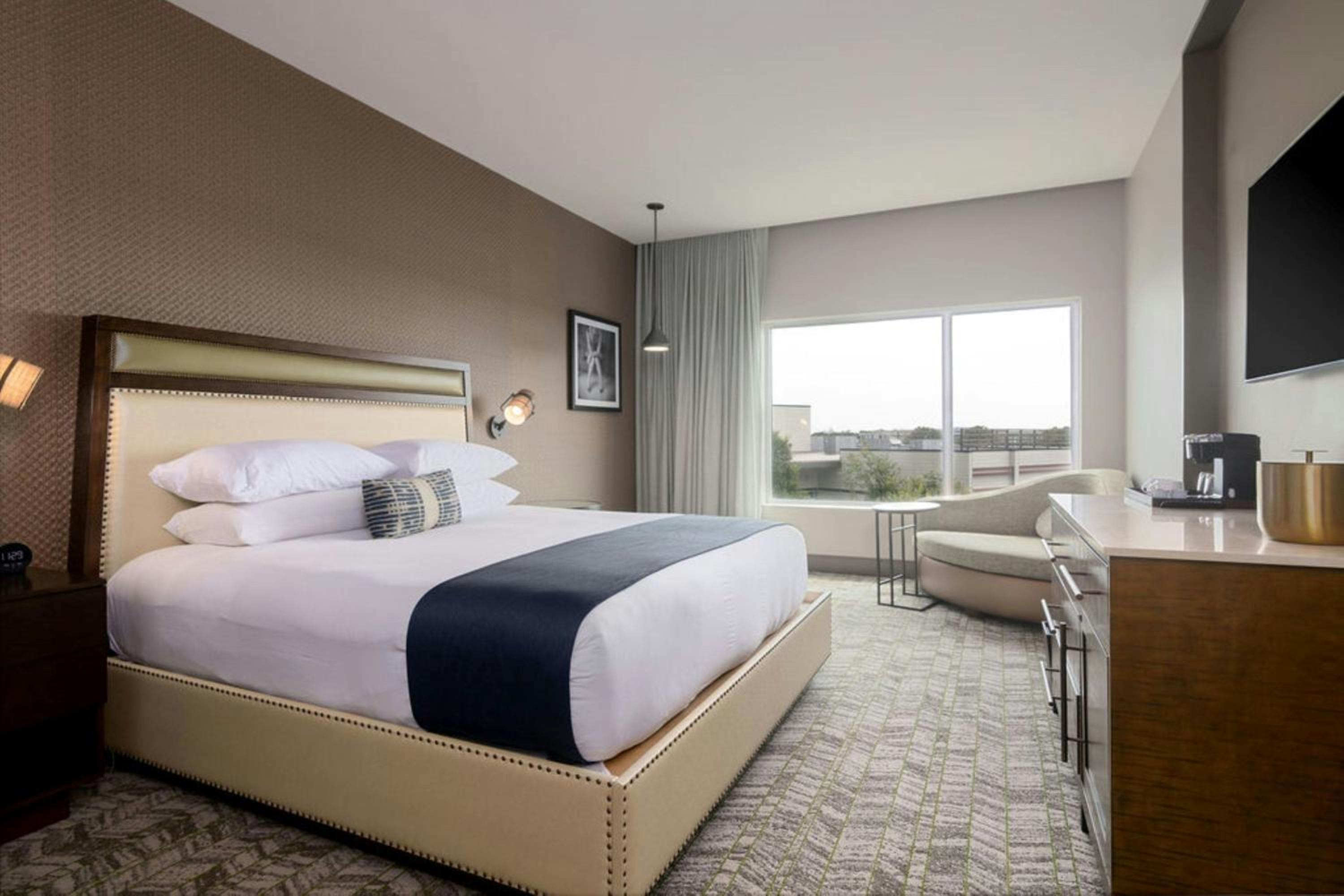 Deluxe King Room - Hearing Accessible photo 1