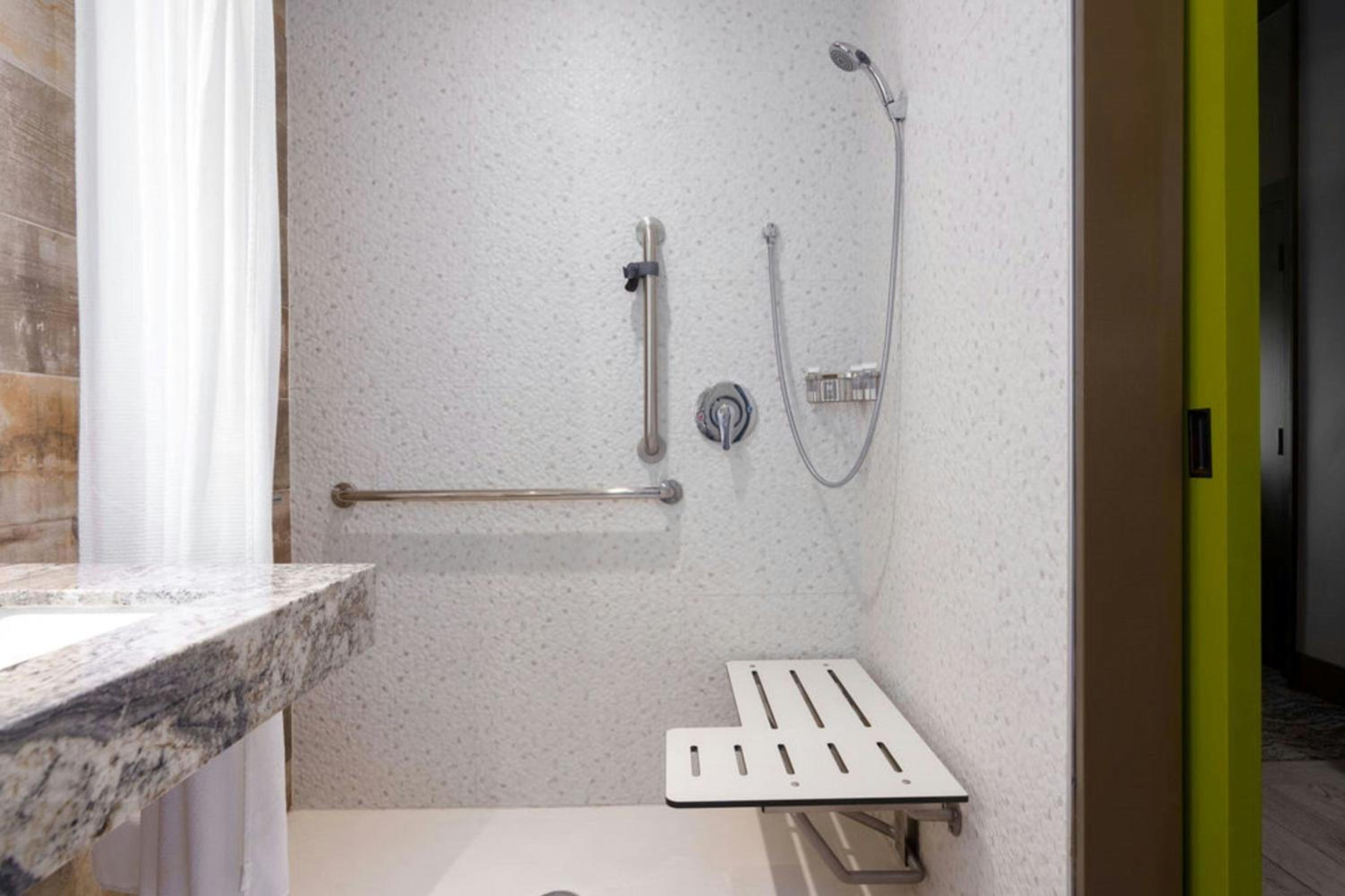 Premium Queen Room - Hearing Accessible photo 2