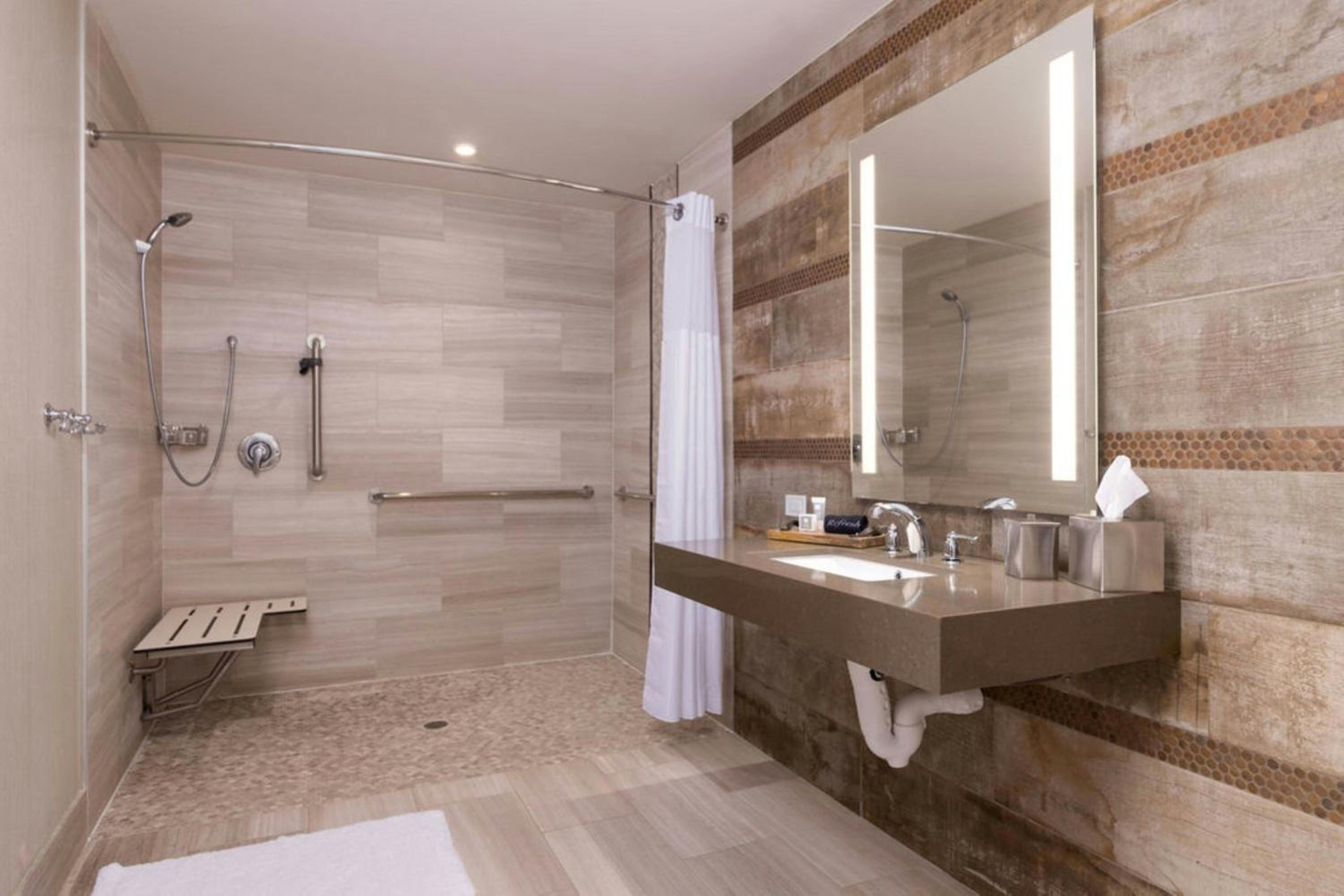 Deluxe King Room - Hearing Accessible photo 2