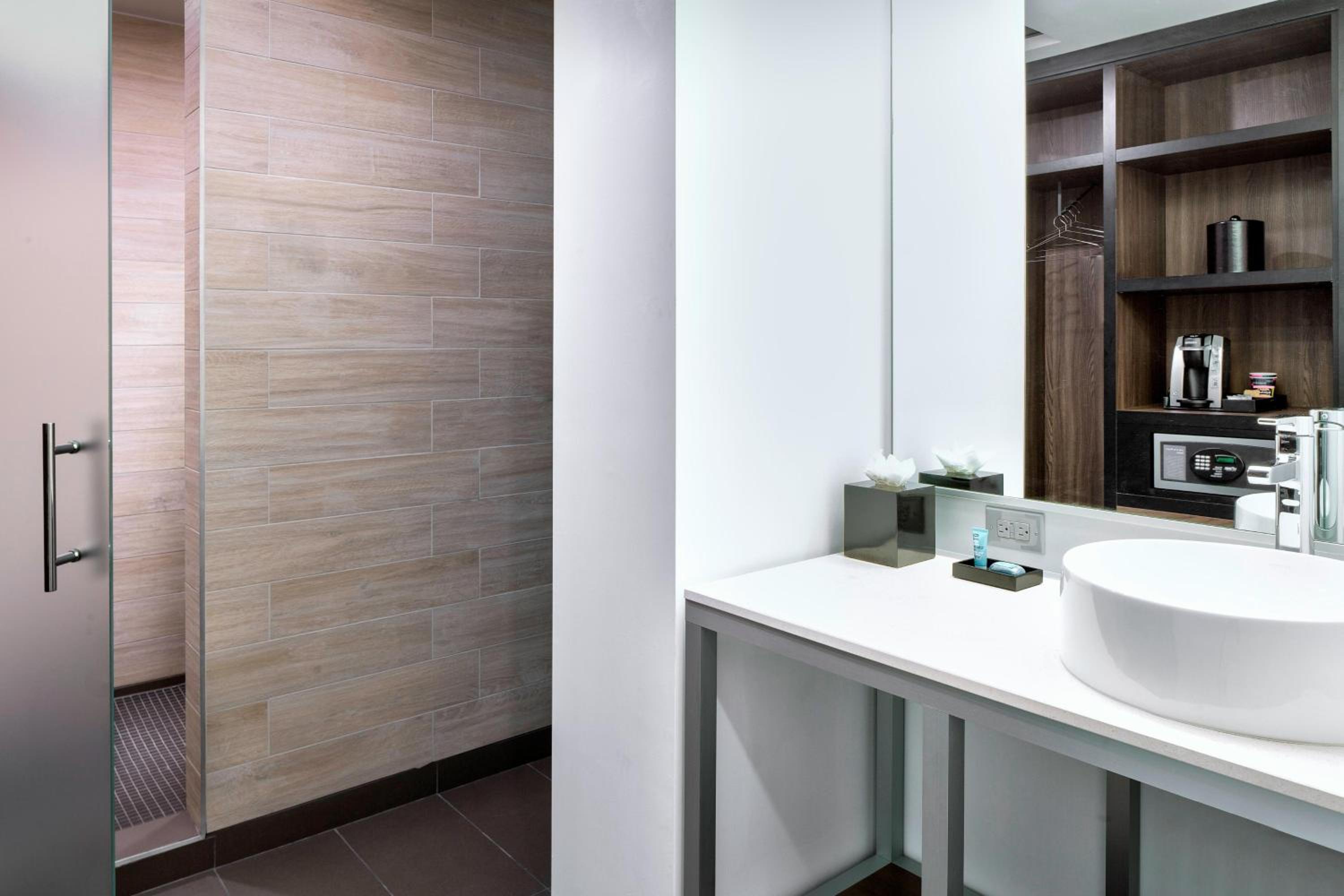 Aloft King Room - Mobility Accessible with Tub photo 3