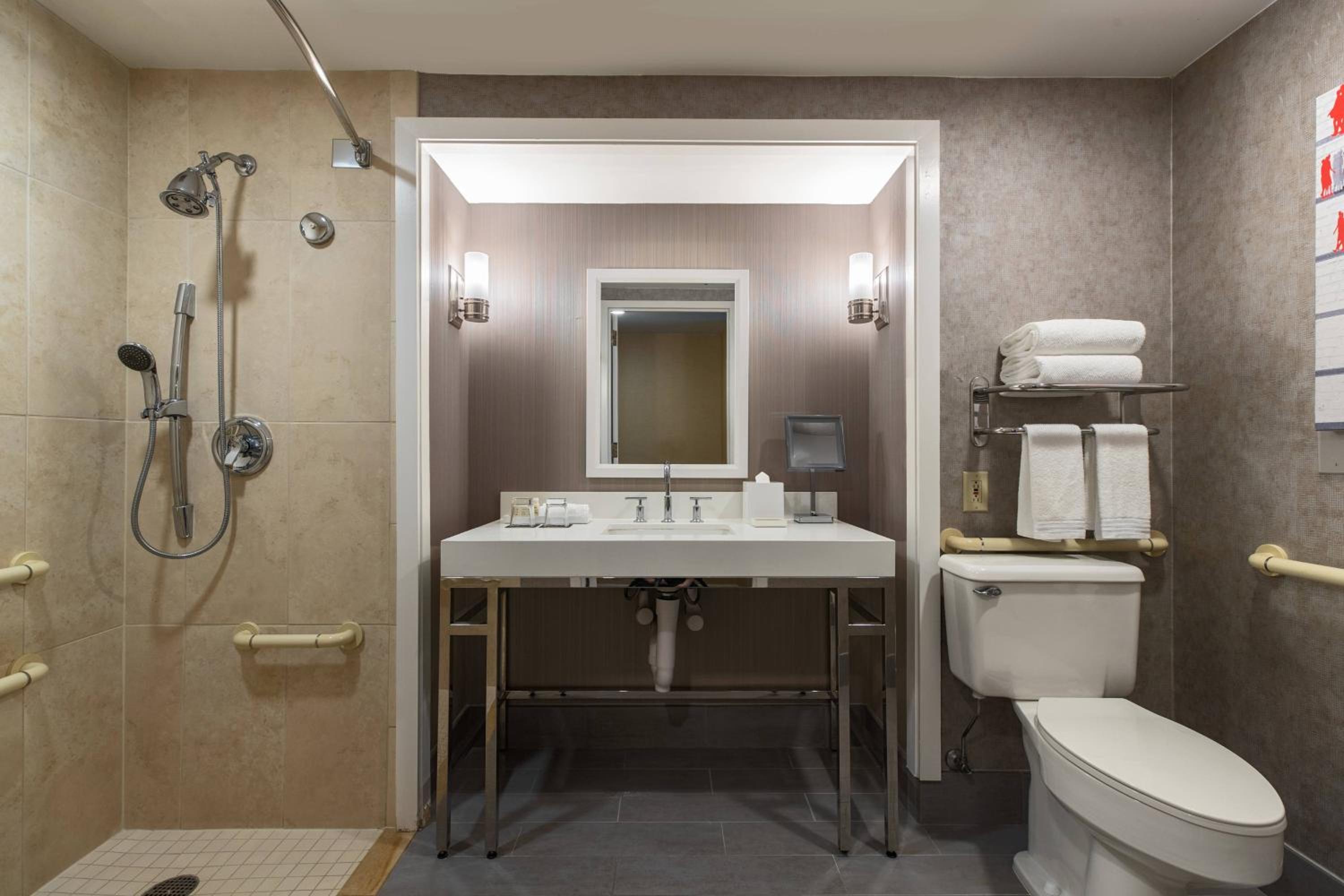 King Room with Adapted Tub - Mobility and Hearing Accessible - Photo 4