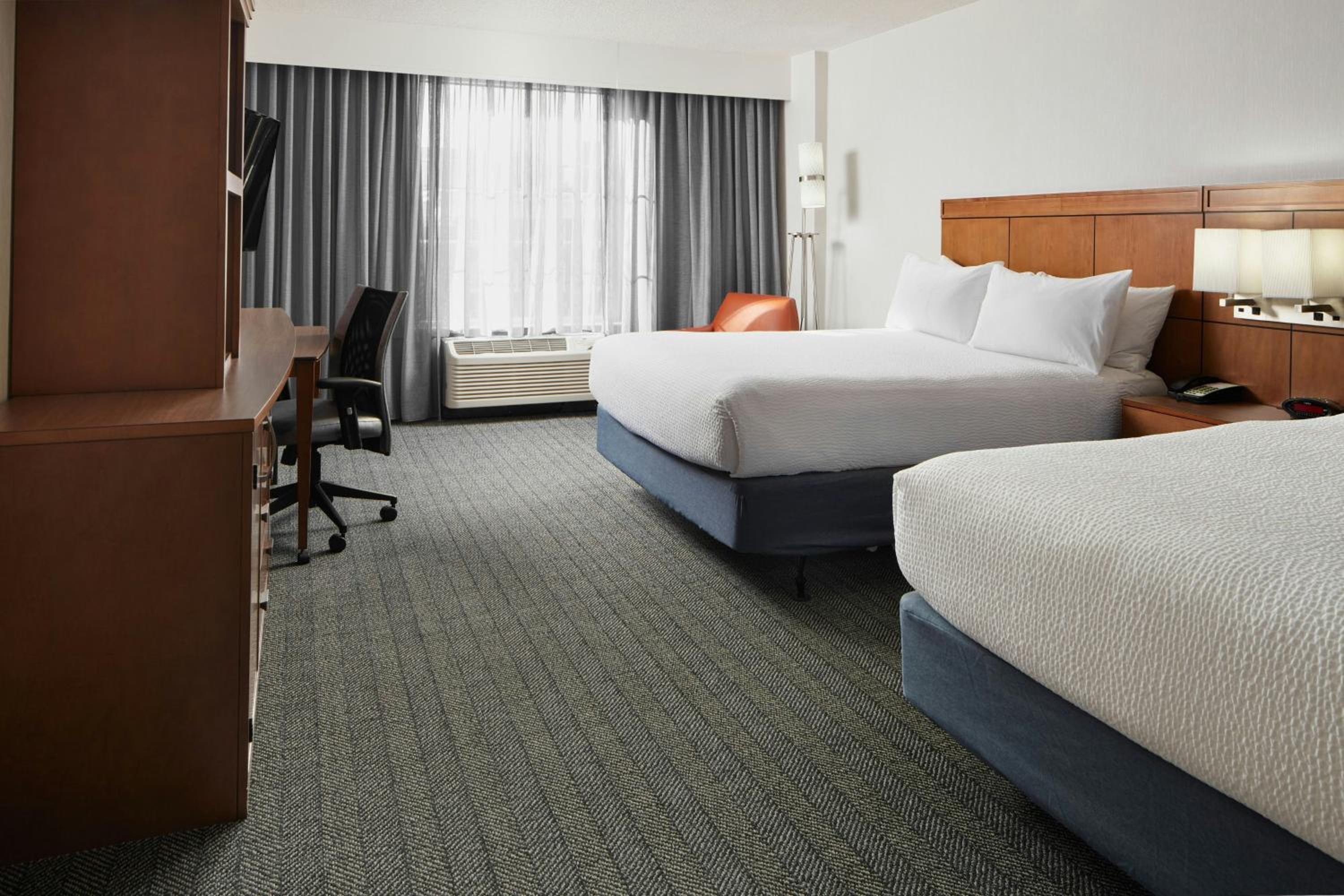 Queen Room with Two Queen Beds and Adapted Tub - Mobility Accessible - Photo 1